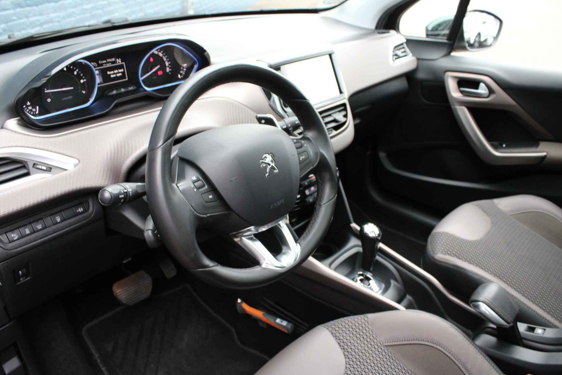 Peugeot 2008 1.2 PureTech Allure | Automaat | Navigatie | Trekhaak | Lichtmetaal | - 17/29