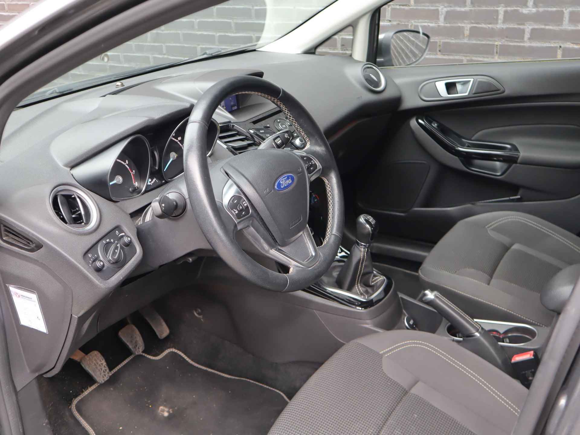 Ford Fiesta 1.0 EcoBoost Titanium 100pk | Cruise control | Navigatie | Parkeer sensoren | Lichtmetalen velgen | Voorruitverwarming - 8/39