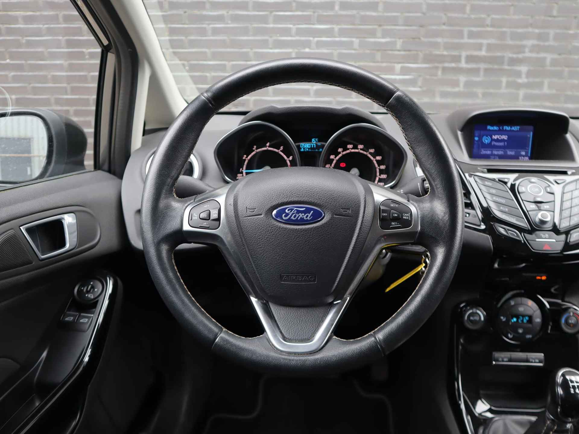 Ford Fiesta 1.0 EcoBoost Titanium 100pk | Cruise control | Navigatie | Parkeer sensoren | Lichtmetalen velgen | Voorruitverwarming - 15/39