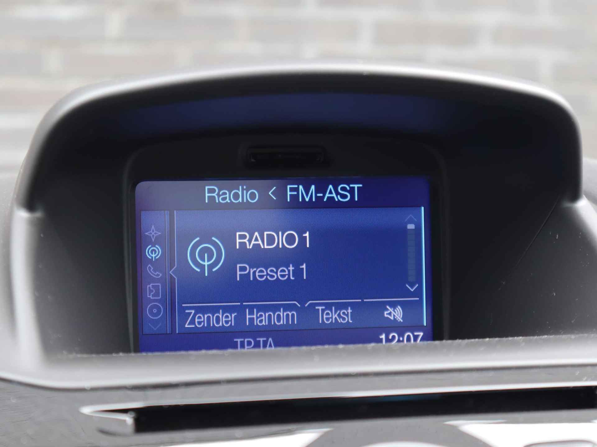 Ford Fiesta 1.0 EcoBoost Titanium 100pk | Cruise control | Navigatie | Parkeer sensoren | Lichtmetalen velgen | Voorruitverwarming - 22/39