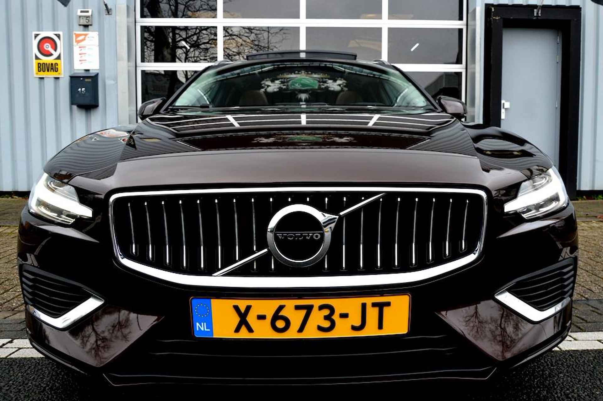 Volvo V60 2.0 T8 TWIN ENGINE AWD INSCRIPTION 392PK LEER/PANO - 3/49