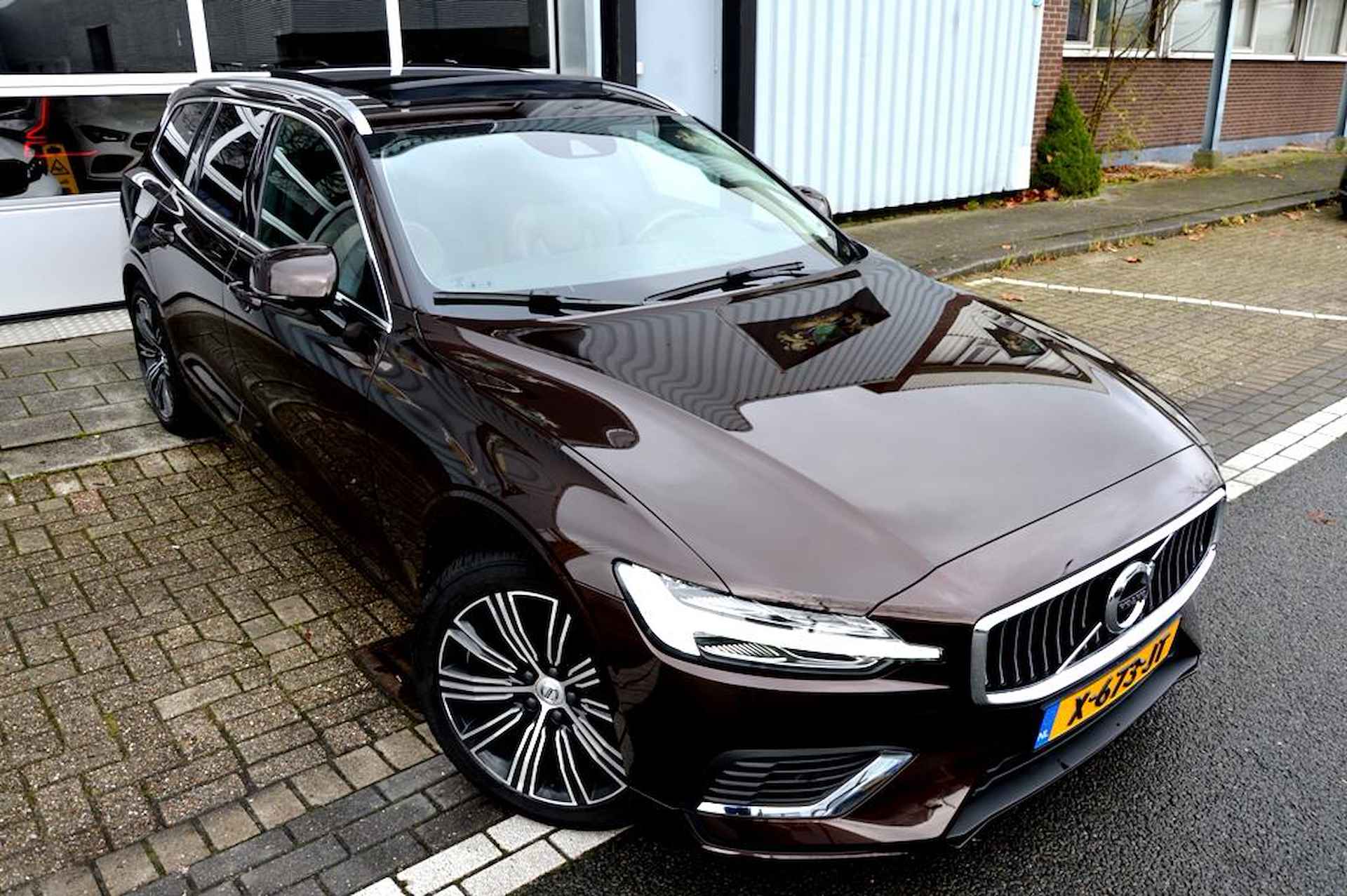 Volvo V60 2.0 T8 TWIN ENGINE AWD INSCRIPTION 392PK LEER/PANO - 5/49