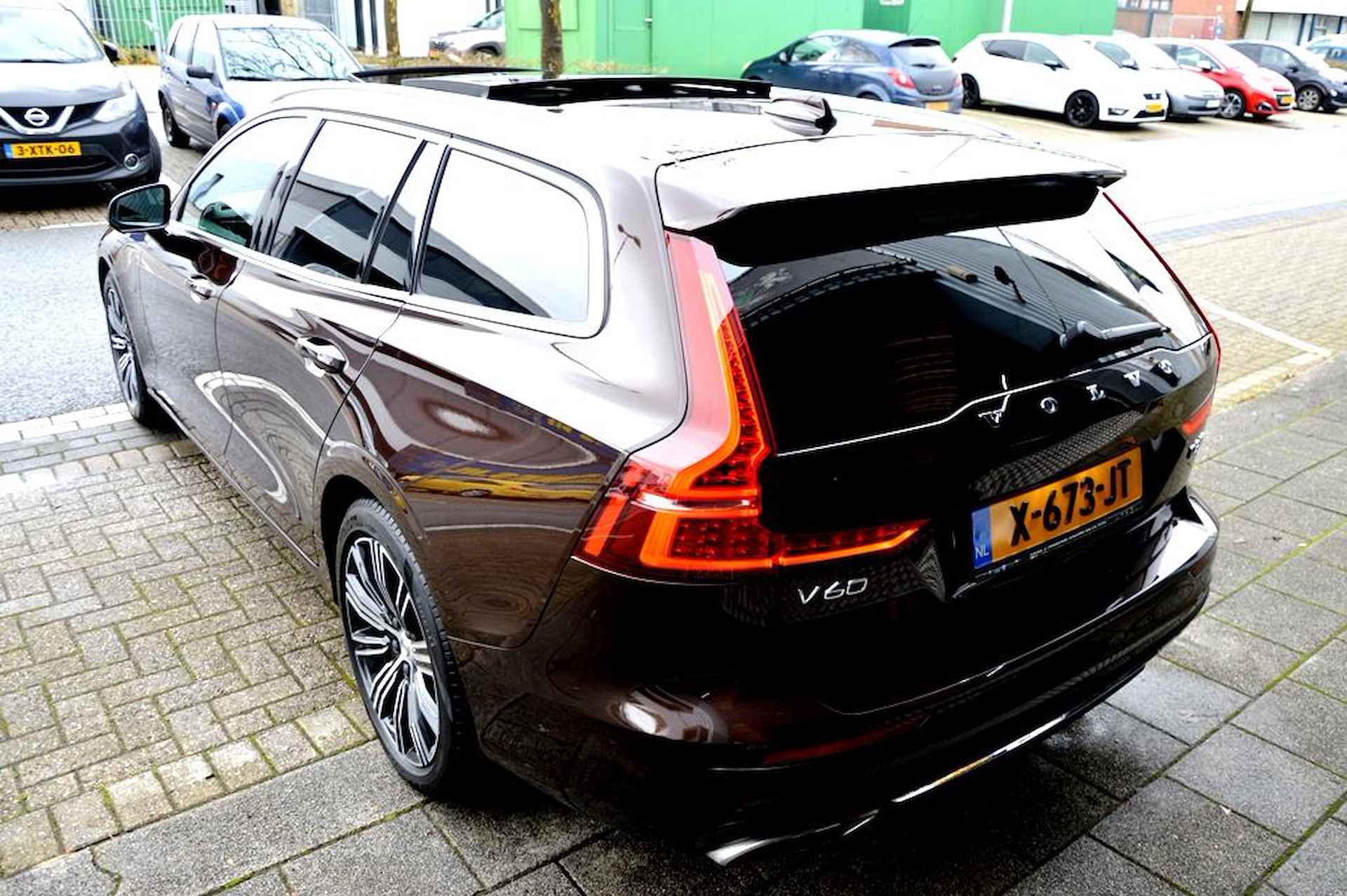 Volvo V60 2.0 T8 TWIN ENGINE AWD INSCRIPTION 392PK LEER/PANO - 14/49