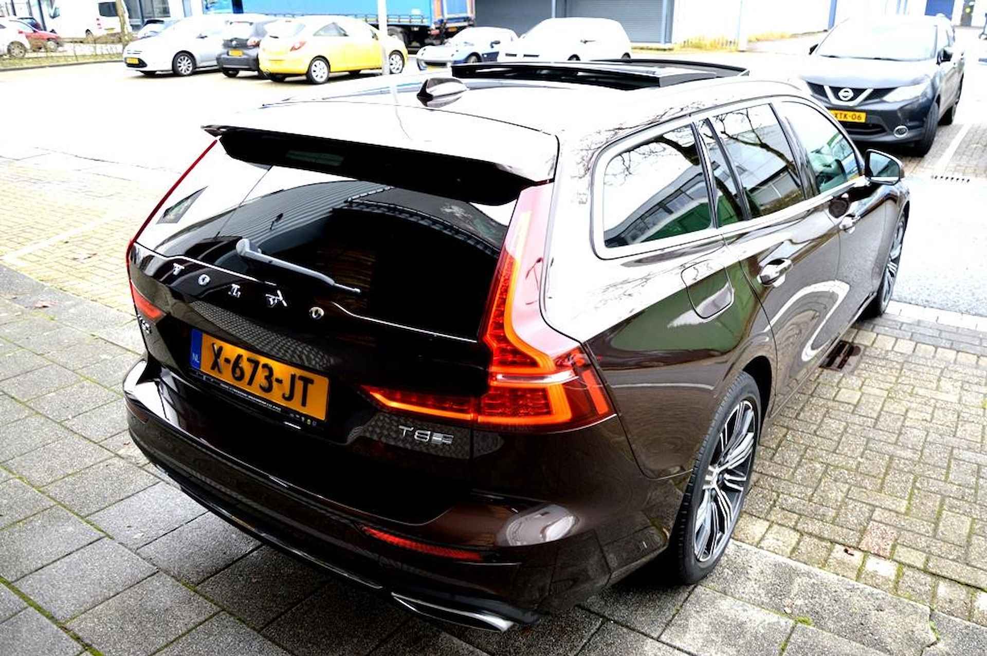 Volvo V60 2.0 T8 TWIN ENGINE AWD INSCRIPTION 392PK LEER/PANO - 16/49