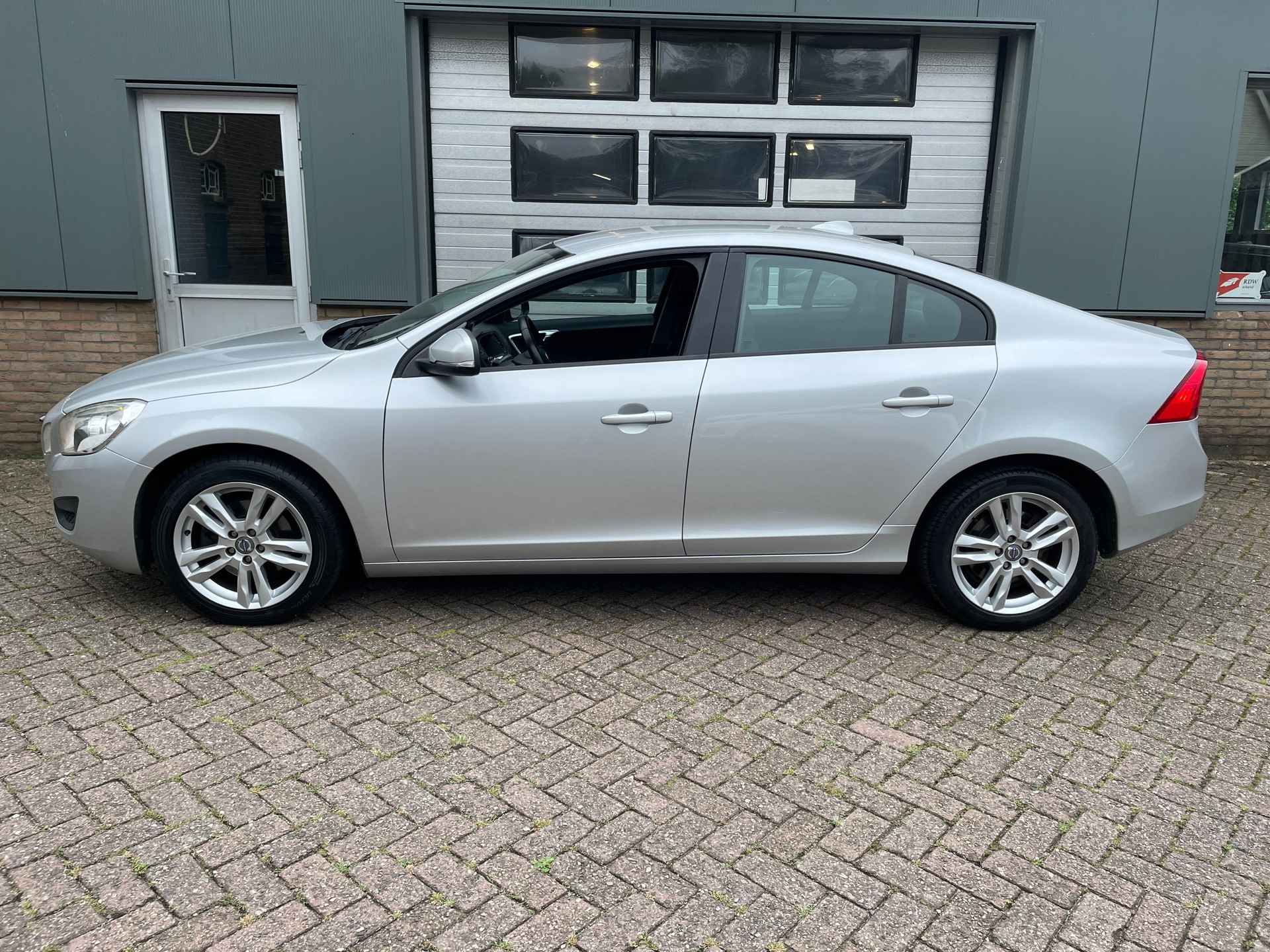 Volvo S60 1.6 T3 Base Professional - 2/16