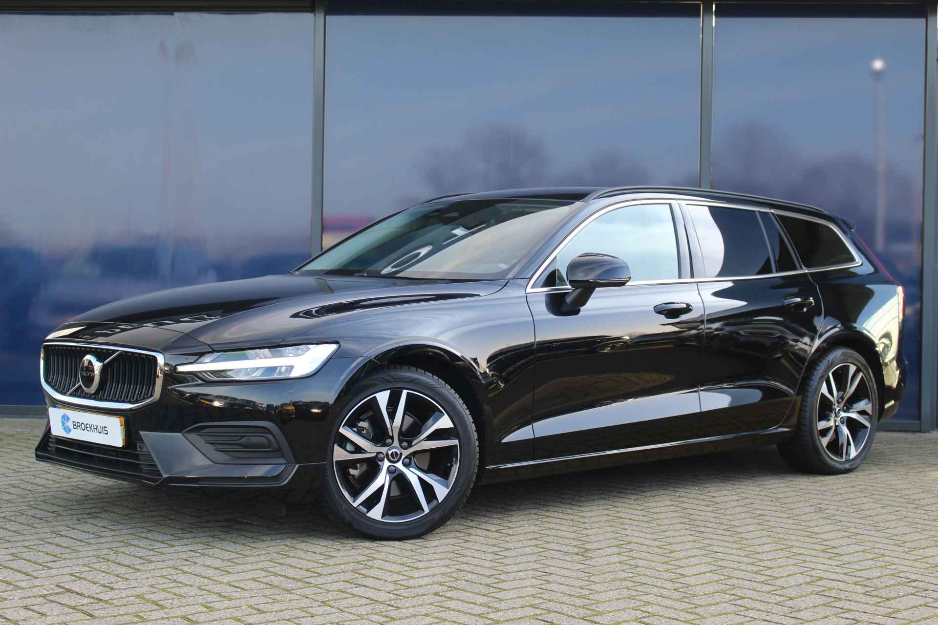 Volvo V60 2.0 B4 | IntelliSafe Pro | Adap. Cruise C. | Trekhaak | Camera | Keyless | Climate Pack | AppleCarPlay | Elec. achterklep | Carplay | Bluetooth | Achterbank verwarming | Park Assist | - 1/46