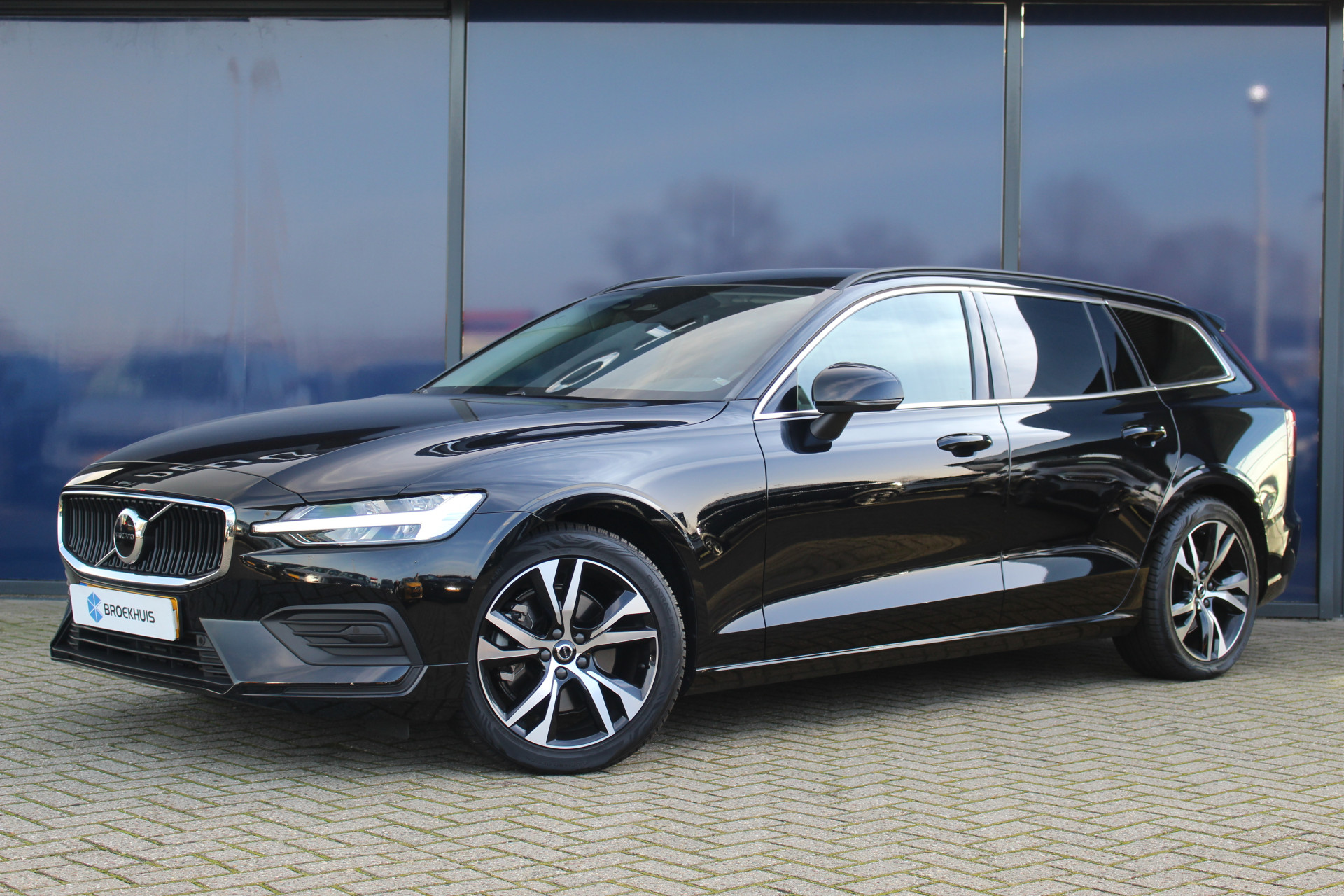 Volvo V60 2.0 B4 | IntelliSafe Pro | Adap. Cruise C. | Trekhaak | Camera | Keyless | Climate Pack | AppleCarPlay | Elec. achterklep | Carplay | Bluetooth | Achterbank verwarming | Park Assist |