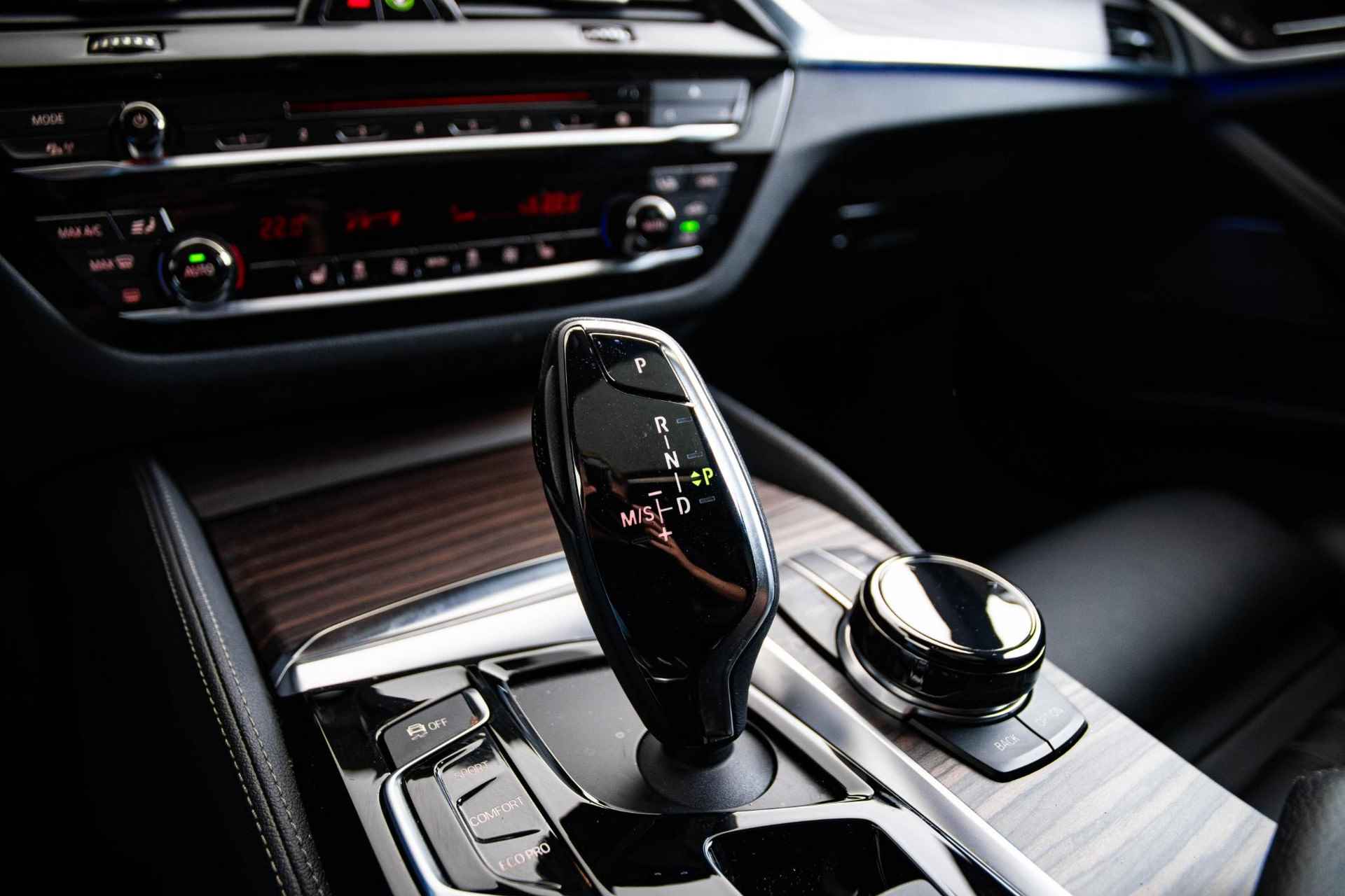 BMW 5-serie 530e iPerformance Executive Luxury Line - Schuifdak - Comfort Access - Soft-Close - Adaptive LED - Parking Assistant Plus - Driving Assistant Plus - Harman Kardon - 39/56