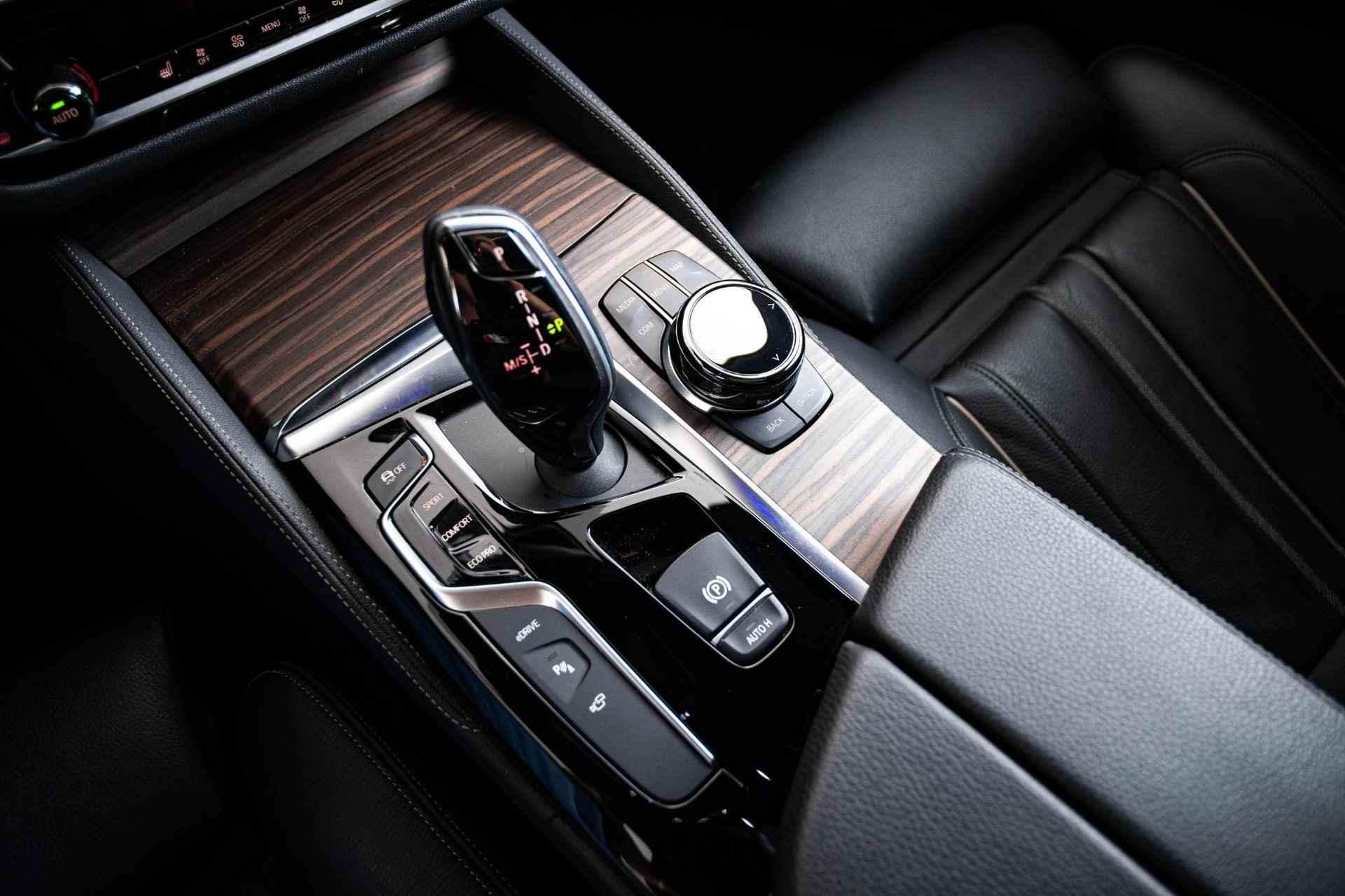 BMW 5-serie 530e iPerformance Executive Luxury Line - Schuifdak - Comfort Access - Soft-Close - Adaptive LED - Parking Assistant Plus - Driving Assistant Plus - Harman Kardon - 40/56