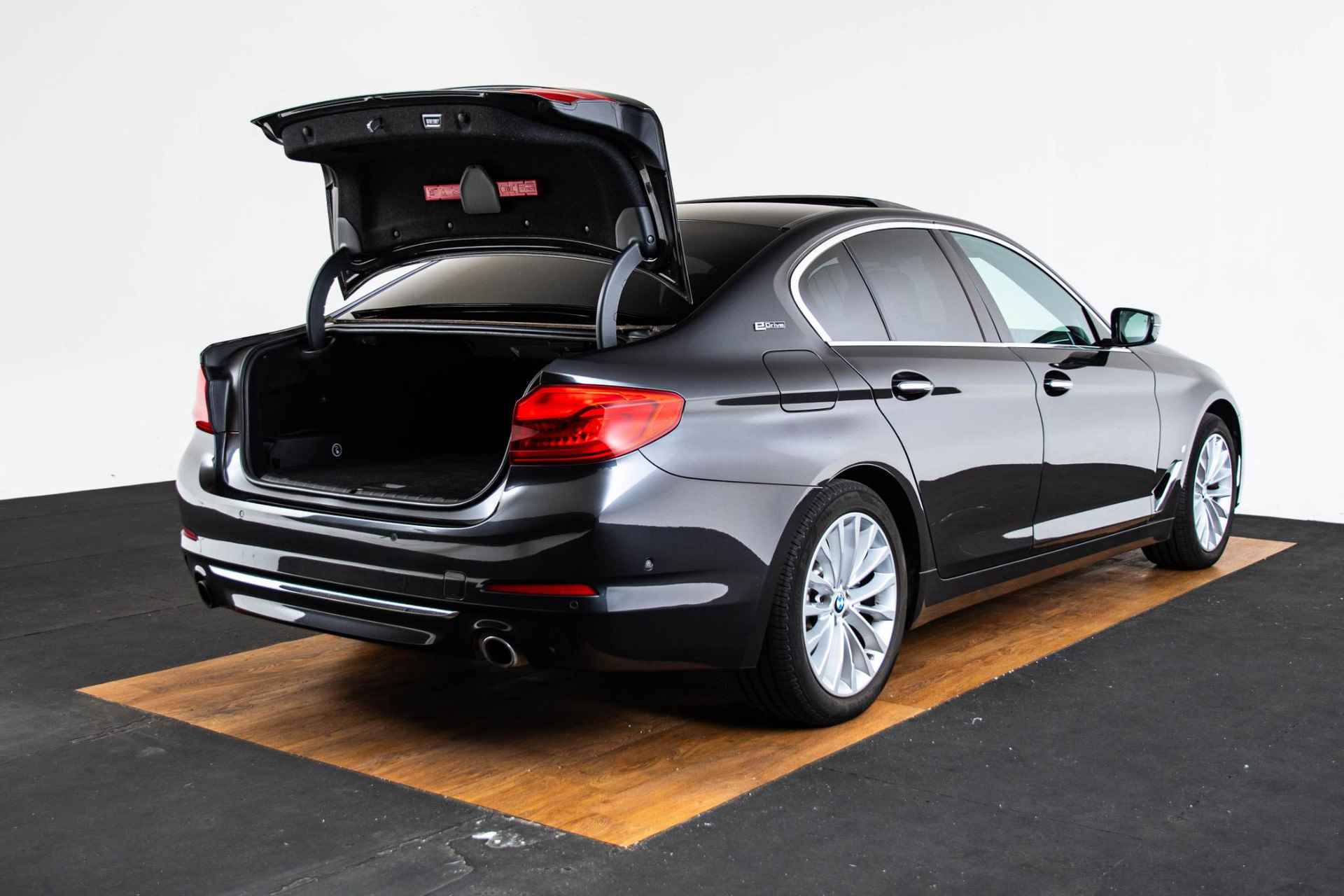 BMW 5-serie 530e iPerformance Executive Luxury Line - Schuifdak - Comfort Access - Soft-Close - Adaptive LED - Parking Assistant Plus - Driving Assistant Plus - Harman Kardon - 54/56