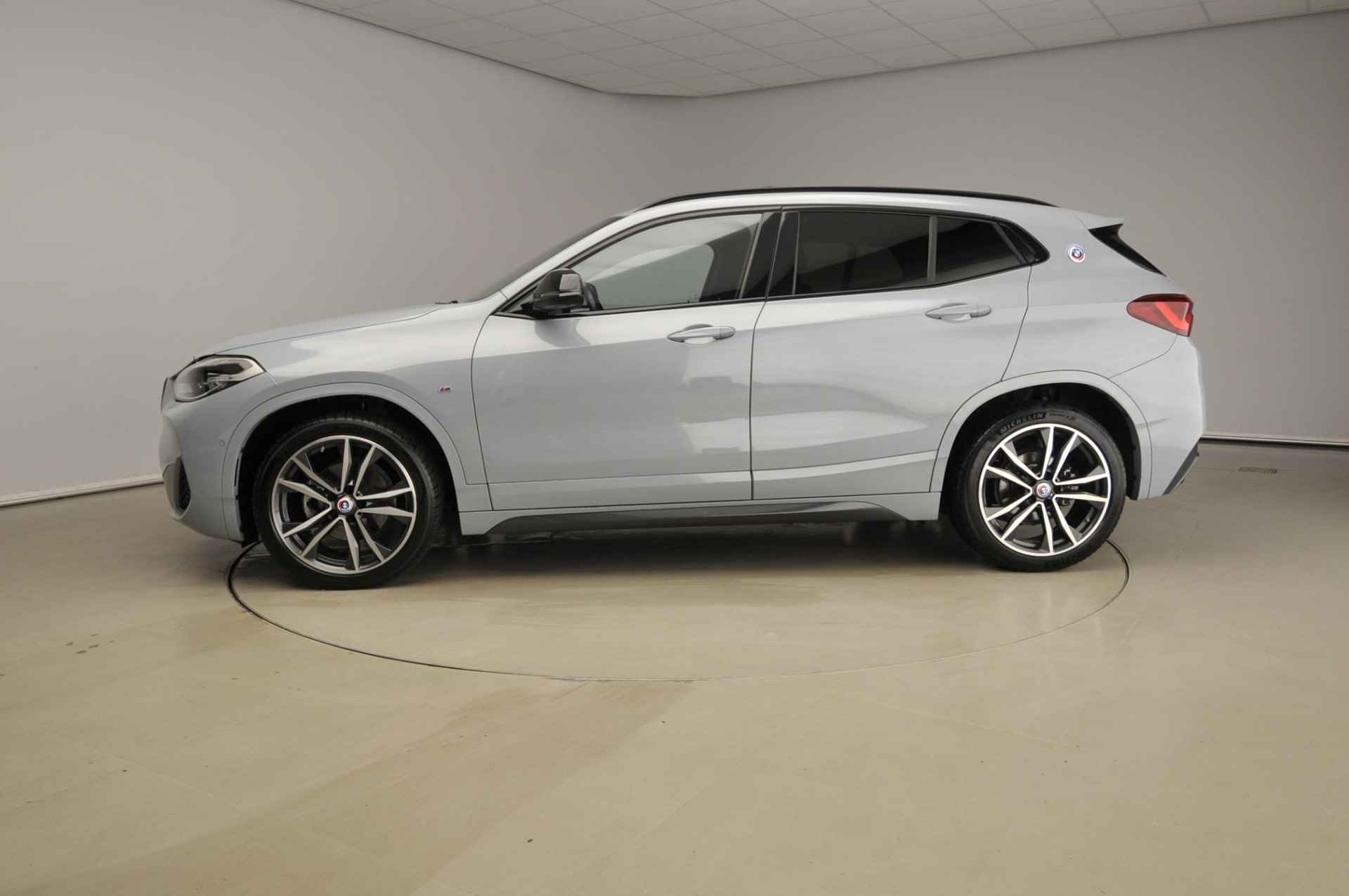 BMW X2 sDrive18i | M-Sportpakket | LED | HUD | Schuifdak | Trekhaak | Sportstoelen | DAB | Hifi speakers | Alu 19 inch - 3/47