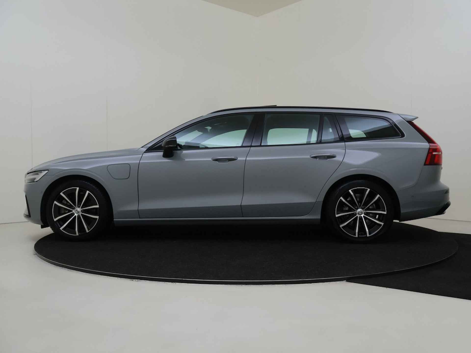 Volvo V60 T6 AWD Plus Dark | Trekhaak | 360 Graden Camera | Panoramadak | - 2/36