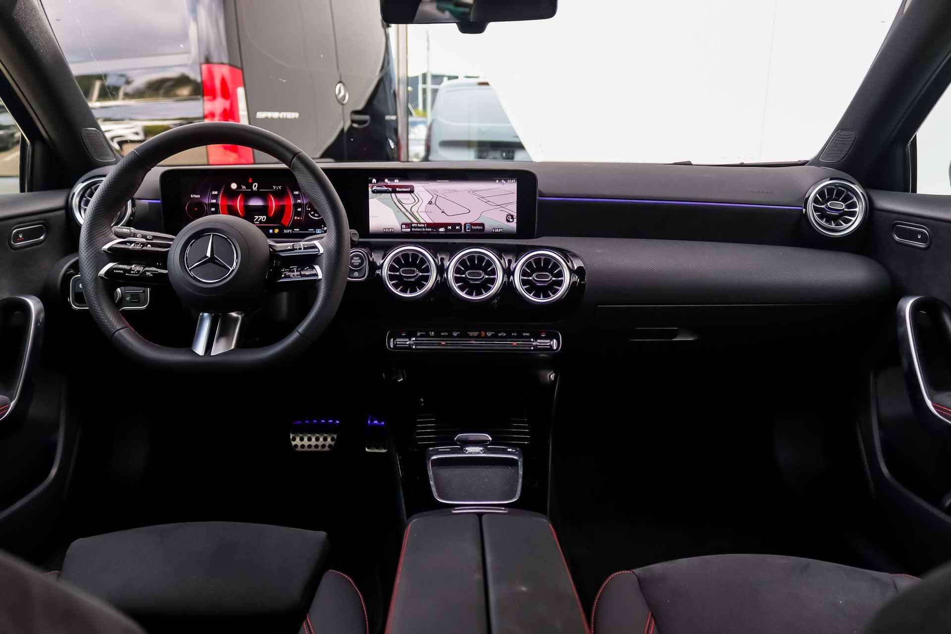 Mercedes-Benz A-Klasse A 180 Automaat Star Edition AMG Line | Nightpakket | Panoramadak | LED | Sfeerverlichting | Keyless-Go | Stoelverwarming | Spiegelpakket | Zitcomfortpakket - 4/36