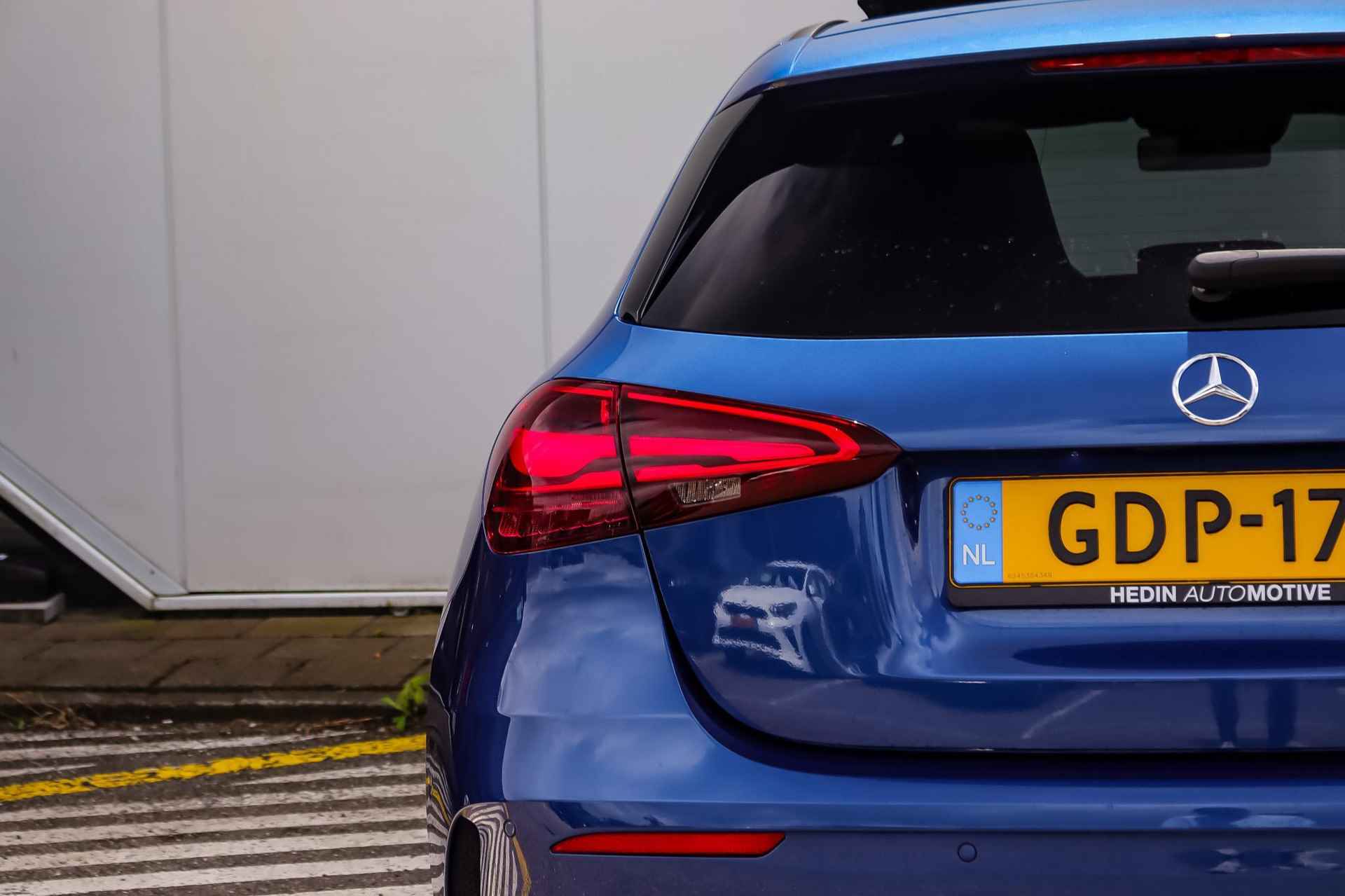 Mercedes-Benz A-Klasse A 180 Automaat Star Edition AMG Line | Nightpakket | Panoramadak | LED | Sfeerverlichting | Keyless-Go | Stoelverwarming | Spiegelpakket | Zitcomfortpakket - 7/36