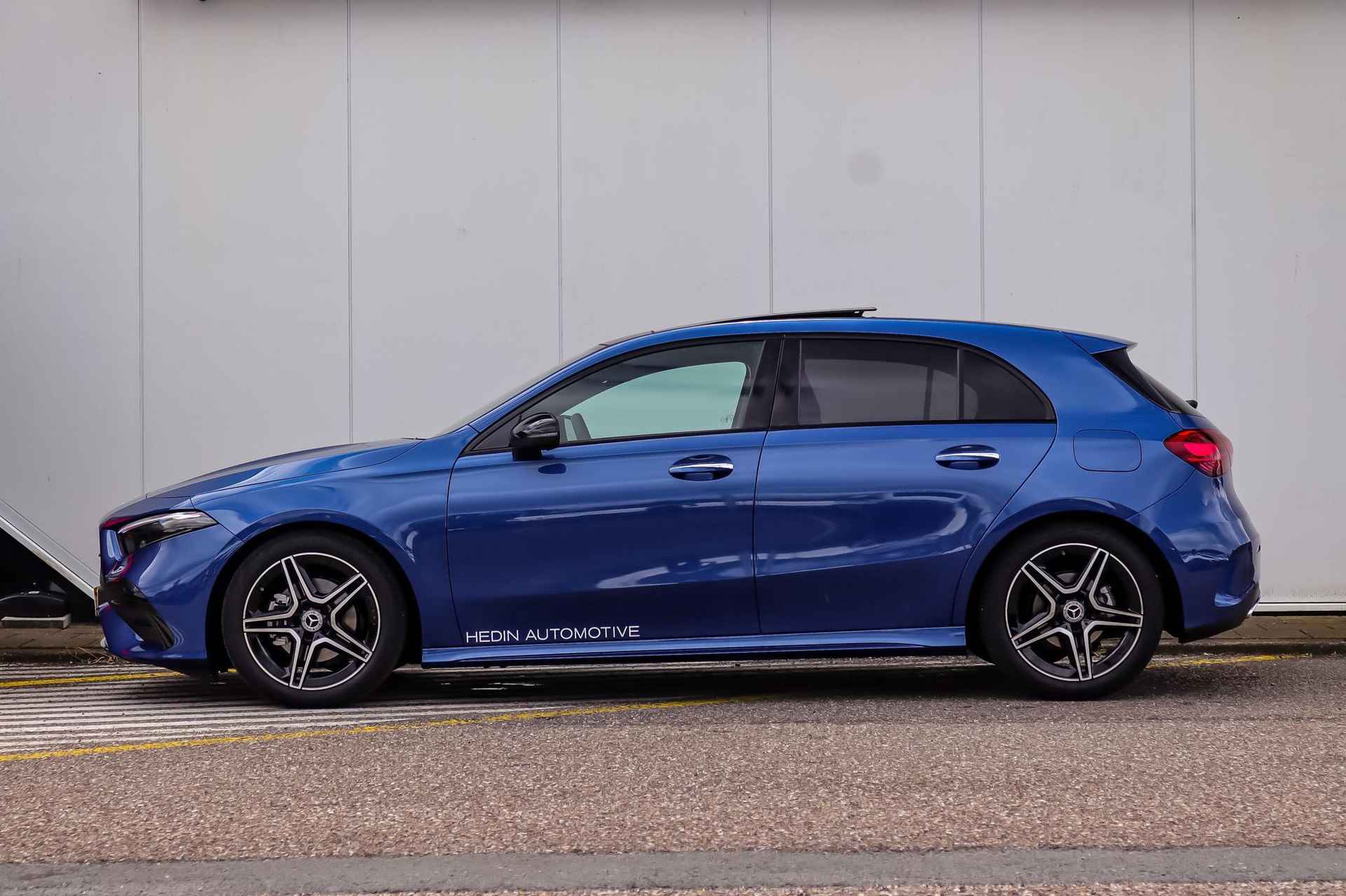 Mercedes-Benz A-Klasse A 180 Automaat Star Edition AMG Line | Nightpakket | Panoramadak | LED | Sfeerverlichting | Keyless-Go | Stoelverwarming | Spiegelpakket | Zitcomfortpakket - 9/36