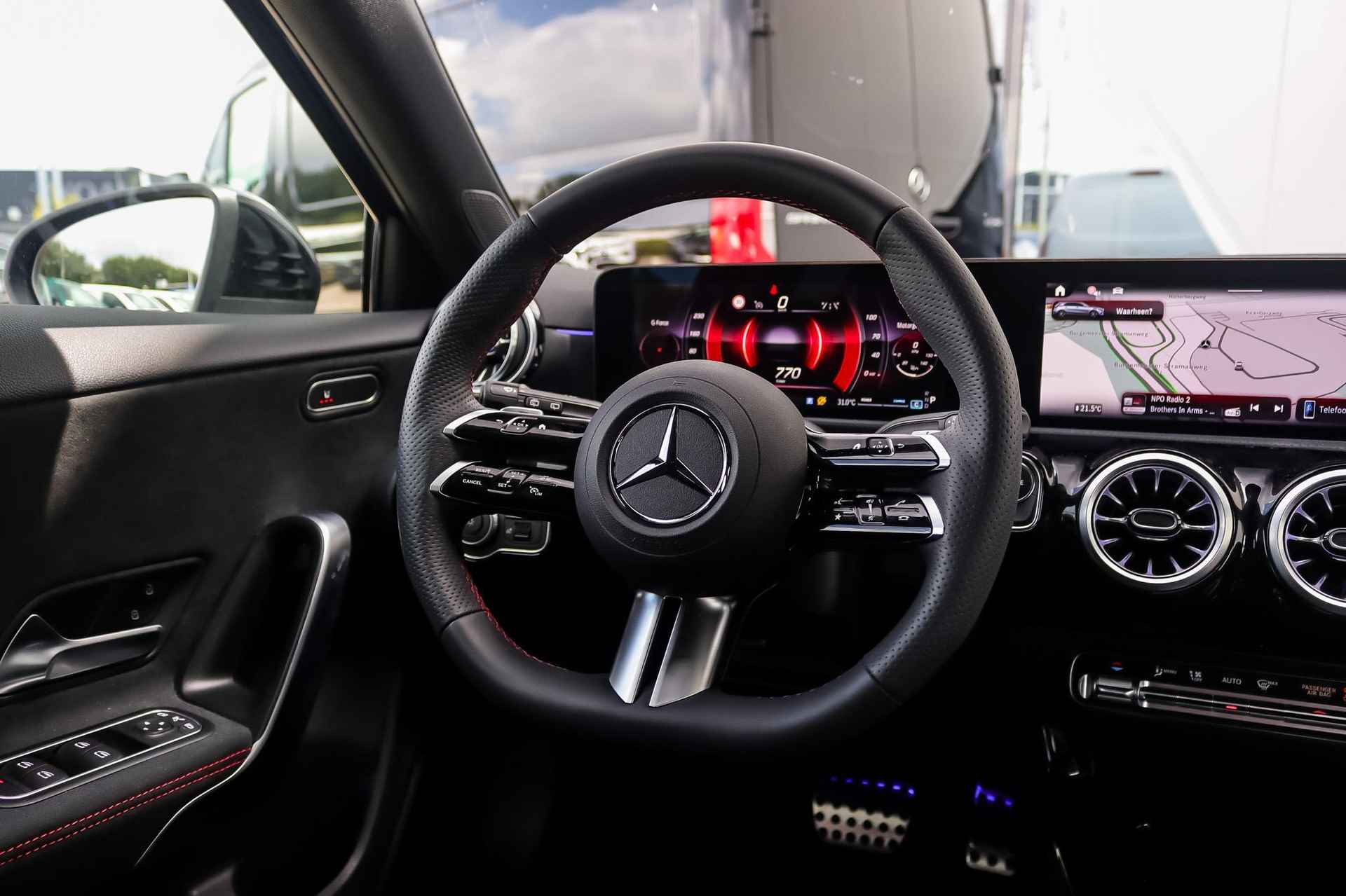 Mercedes-Benz A-Klasse A 180 Automaat Star Edition AMG Line | Nightpakket | Panoramadak | LED | Sfeerverlichting | Keyless-Go | Stoelverwarming | Spiegelpakket | Zitcomfortpakket - 27/36