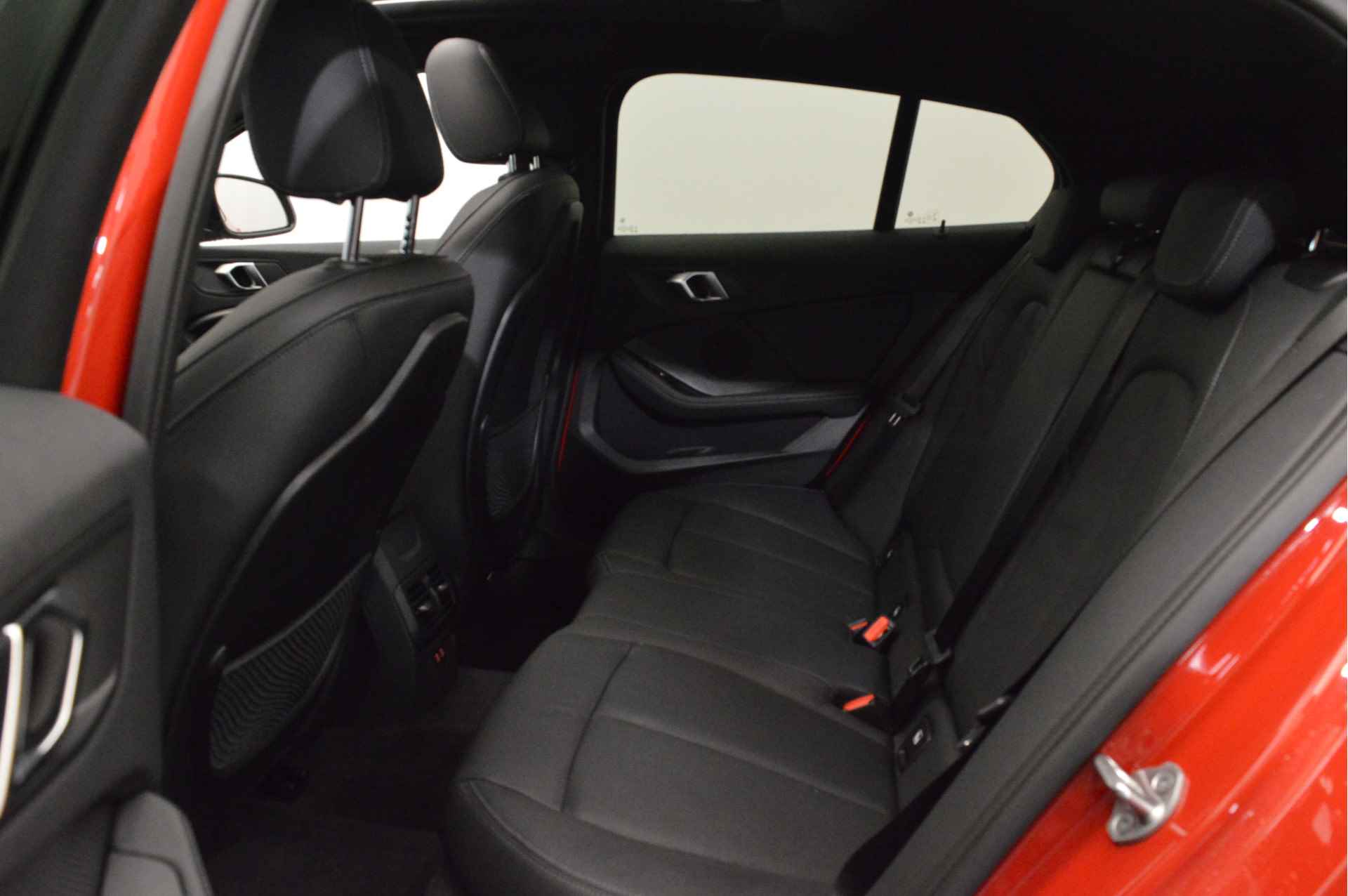 BMW 1-serie 120i High Executive M Sport Automaat / Panoramadak / Sportstoelen  / Adaptieve LED / Head-Up / Parking Assistant / Comfort Access / Live Cockpit Professional - 21/23