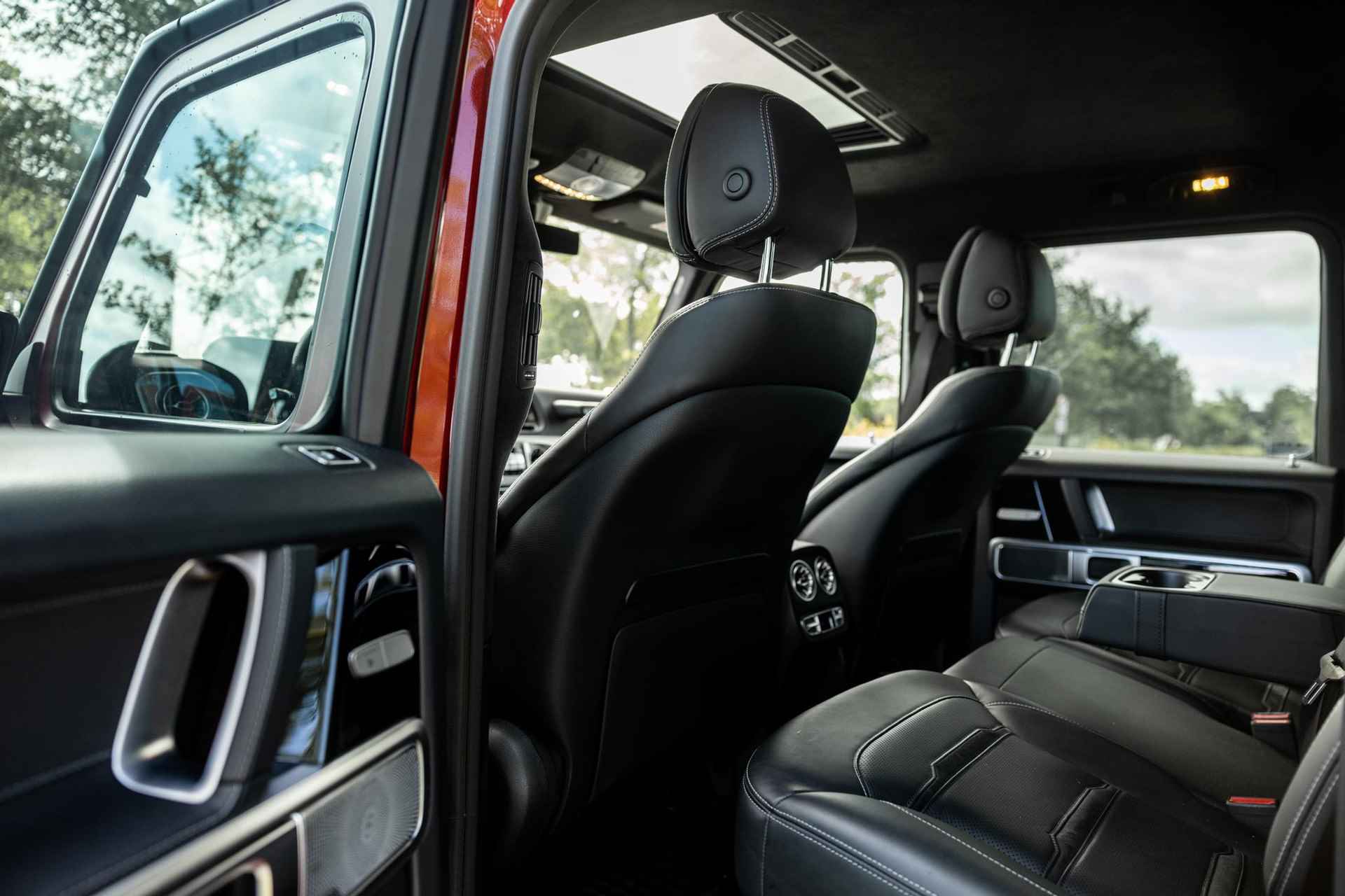 Mercedes-Benz G-klasse 63 | Burmester | 360°-camera | Rijassistentie Pakket | Stoel - Ventilatie/verwarming | Nightpakket incl. 22'' Velgen | Treeplanken | Schuifdak - 63/65