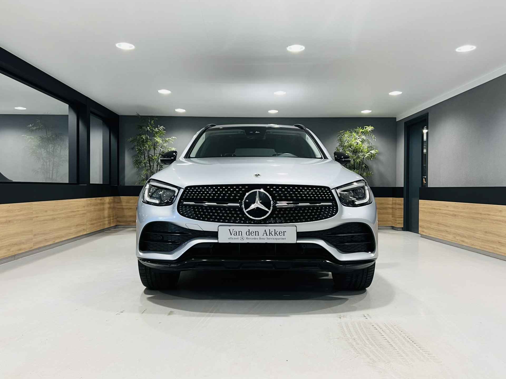 Mercedes-Benz GLC 300e AMG 4Matic // Panoramadak // Burmester // Distronic // MultiBeam LED // 360 Camera // Sfeerverlichting // Night Pakket // C - 22/43