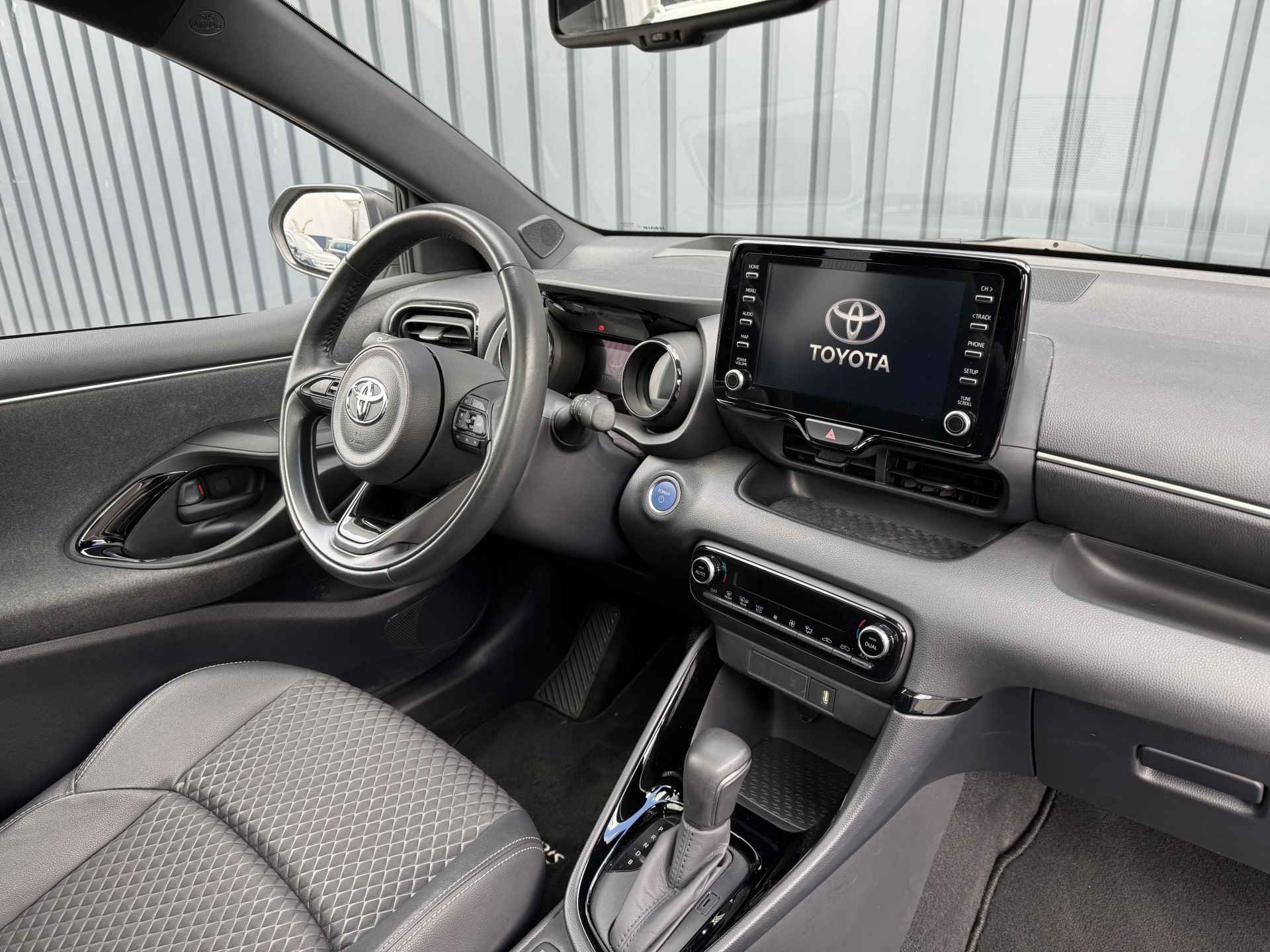 Toyota Yaris 1.5 Hybrid Executive / Bi tone | Pano dak | Head-up | BSM | Rijklaar!! - 16/38