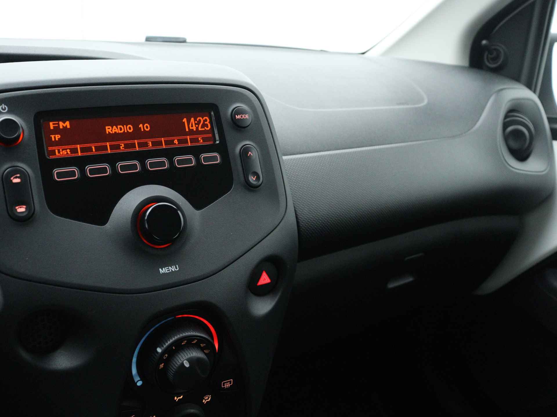Toyota Aygo 1.0 VVT-i x-fun | Airco | Bluetooth | - 8/40