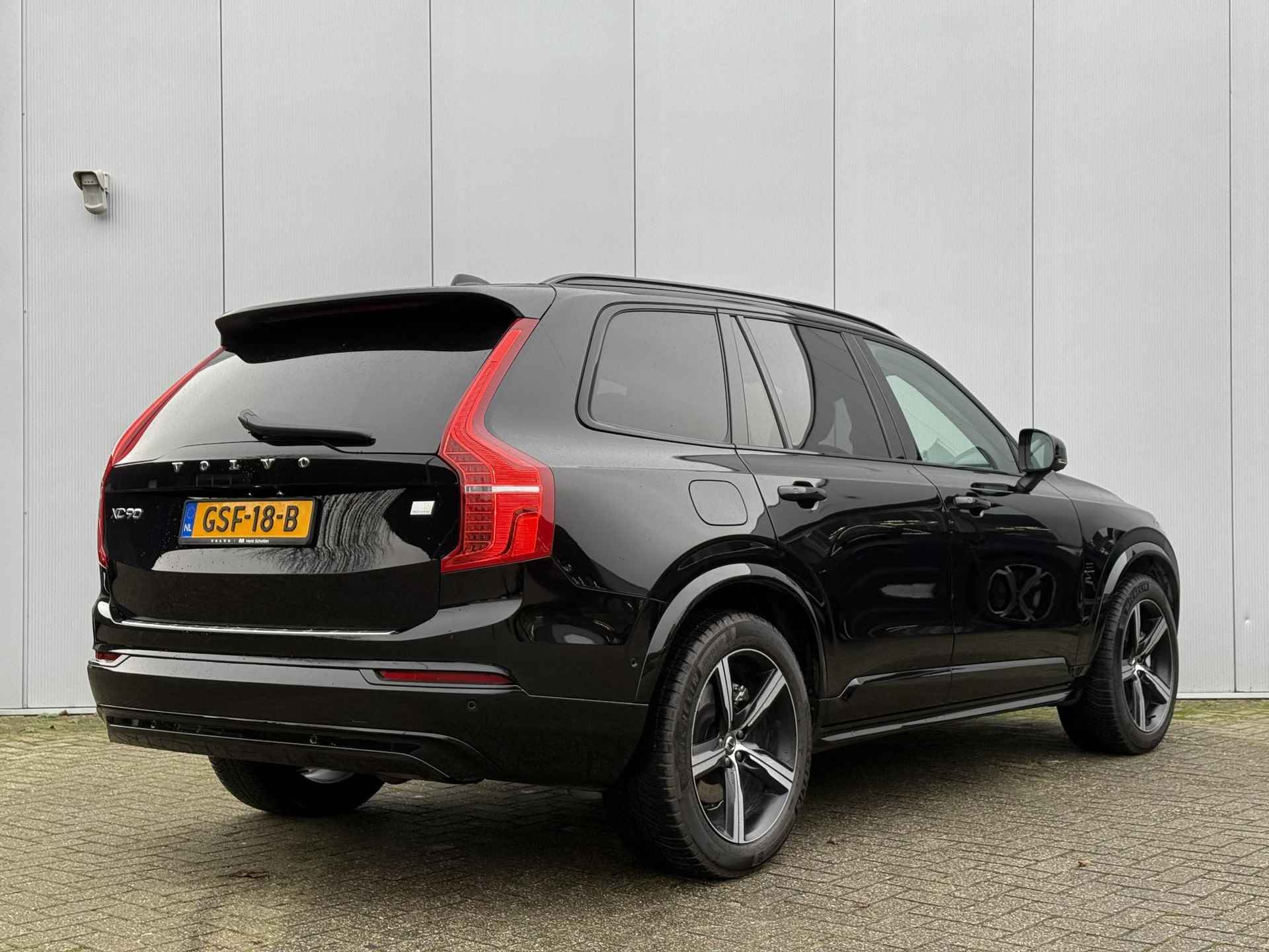 Volvo XC90 T8 AUT8 455PK Recharge AWD Ultimate Dark, Luchtvering, Adaptieve Cruise Control met Pilot Assist, Premium audio by Bowers&Wilkins, Geventileerde voorstoelen met massagefunctie, Elektrisch bedienbaar panoramisch schuif-/kanteldak, 360 Parkeercamera, Park Assist voor + achter, Elektrische voorstoelen met geheugen, Verwarmbare voorstoelen + stuurwiel, Verwarmbare achterbank, 4-Zone Climate Control, Blind Spot Information System, Keyless Entry, Apple CarPlay, 22'' Lichtmetalen wielen - 2/37