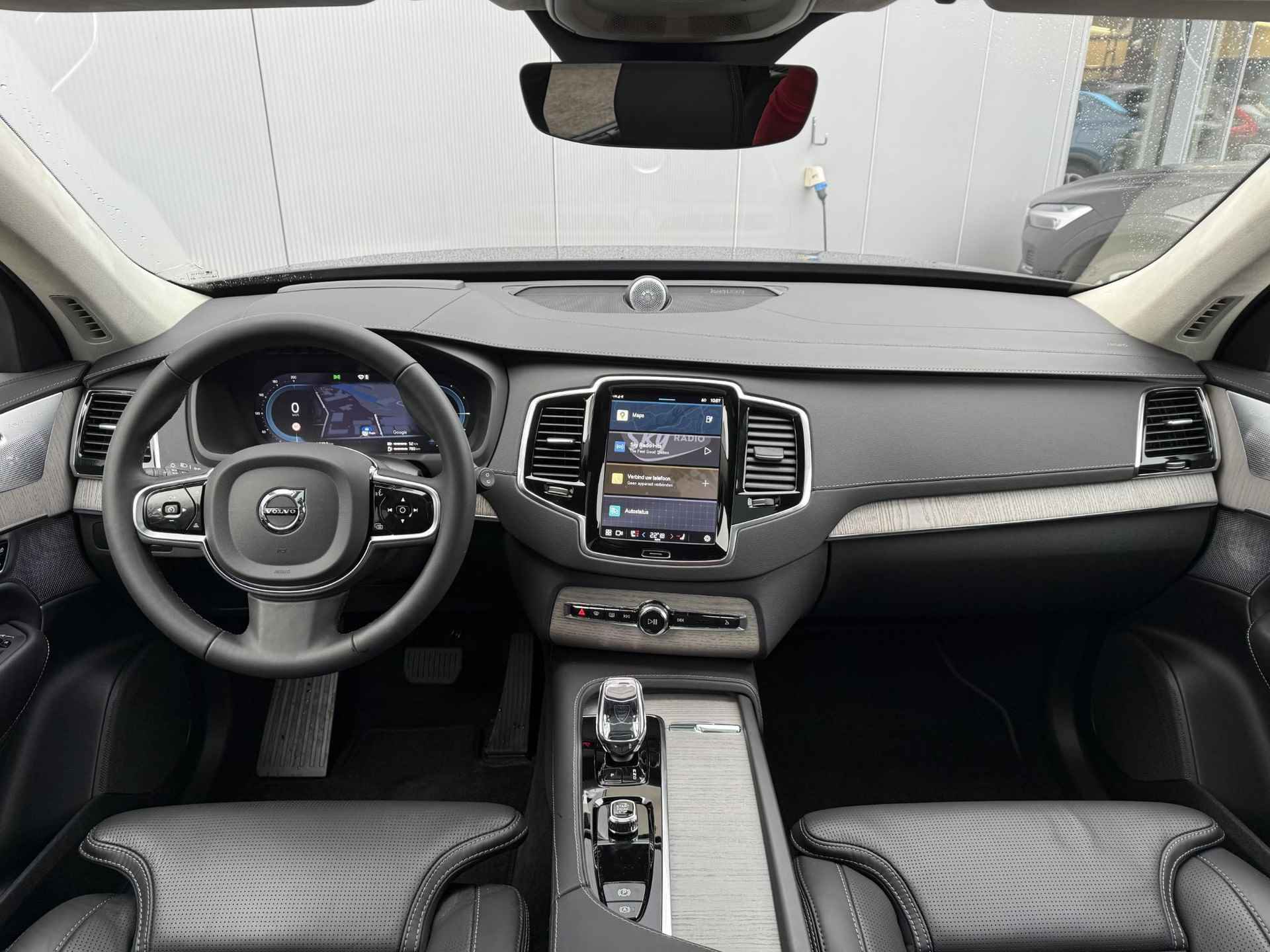 Volvo XC90 T8 AUT8 455PK Recharge AWD Ultimate Dark, Luchtvering, Adaptieve Cruise Control met Pilot Assist, Premium audio by Bowers&Wilkins, Geventileerde voorstoelen met massagefunctie, Elektrisch bedienbaar panoramisch schuif-/kanteldak, 360 Parkeercamera, Park Assist voor + achter, Elektrische voorstoelen met geheugen, Verwarmbare voorstoelen + stuurwiel, Verwarmbare achterbank, 4-Zone Climate Control, Blind Spot Information System, Keyless Entry, Apple CarPlay, 22'' Lichtmetalen wielen - 3/37