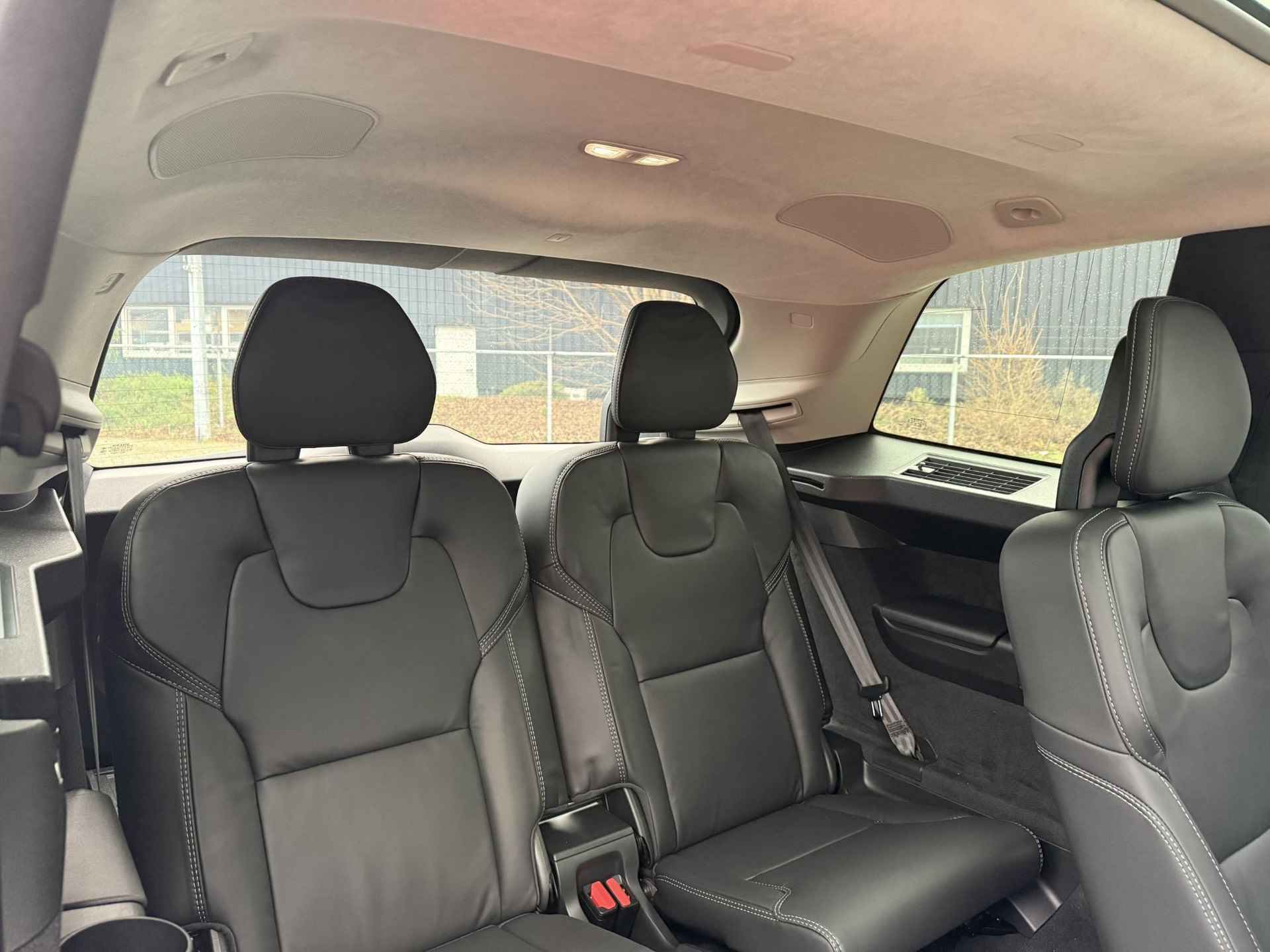 Volvo XC90 T8 AUT8 455PK Recharge AWD Ultimate Dark, Luchtvering, Adaptieve Cruise Control met Pilot Assist, Premium audio by Bowers&Wilkins, Geventileerde voorstoelen met massagefunctie, Elektrisch bedienbaar panoramisch schuif-/kanteldak, 360 Parkeercamera, Park Assist voor + achter, Elektrische voorstoelen met geheugen, Verwarmbare voorstoelen + stuurwiel, Verwarmbare achterbank, 4-Zone Climate Control, Blind Spot Information System, Keyless Entry, Apple CarPlay, 22'' Lichtmetalen wielen - 5/37