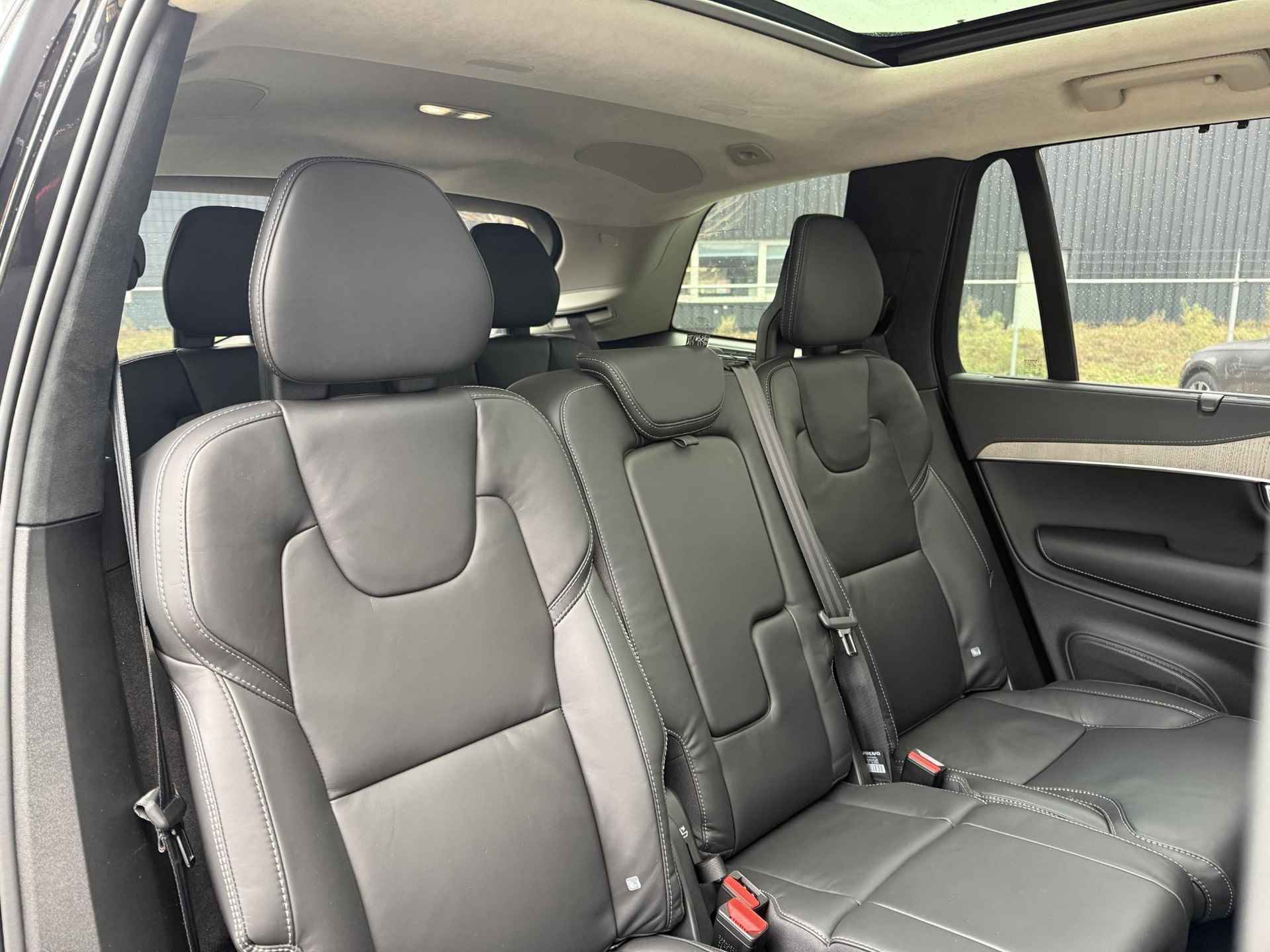 Volvo XC90 T8 AUT8 455PK Recharge AWD Ultimate Dark, Luchtvering, Adaptieve Cruise Control met Pilot Assist, Premium audio by Bowers&Wilkins, Geventileerde voorstoelen met massagefunctie, Elektrisch bedienbaar panoramisch schuif-/kanteldak, 360 Parkeercamera, Park Assist voor + achter, Elektrische voorstoelen met geheugen, Verwarmbare voorstoelen + stuurwiel, Verwarmbare achterbank, 4-Zone Climate Control, Blind Spot Information System, Keyless Entry, Apple CarPlay, 22'' Lichtmetalen wielen - 6/37