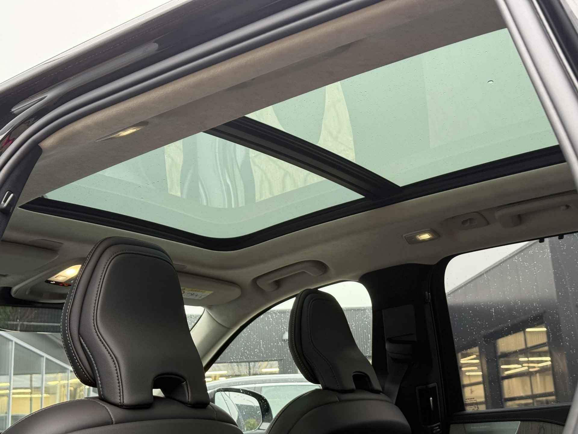 Volvo XC90 T8 AUT8 455PK Recharge AWD Ultimate Dark, Luchtvering, Adaptieve Cruise Control met Pilot Assist, Premium audio by Bowers&Wilkins, Geventileerde voorstoelen met massagefunctie, Elektrisch bedienbaar panoramisch schuif-/kanteldak, 360 Parkeercamera, Park Assist voor + achter, Elektrische voorstoelen met geheugen, Verwarmbare voorstoelen + stuurwiel, Verwarmbare achterbank, 4-Zone Climate Control, Blind Spot Information System, Keyless Entry, Apple CarPlay, 22'' Lichtmetalen wielen - 8/37