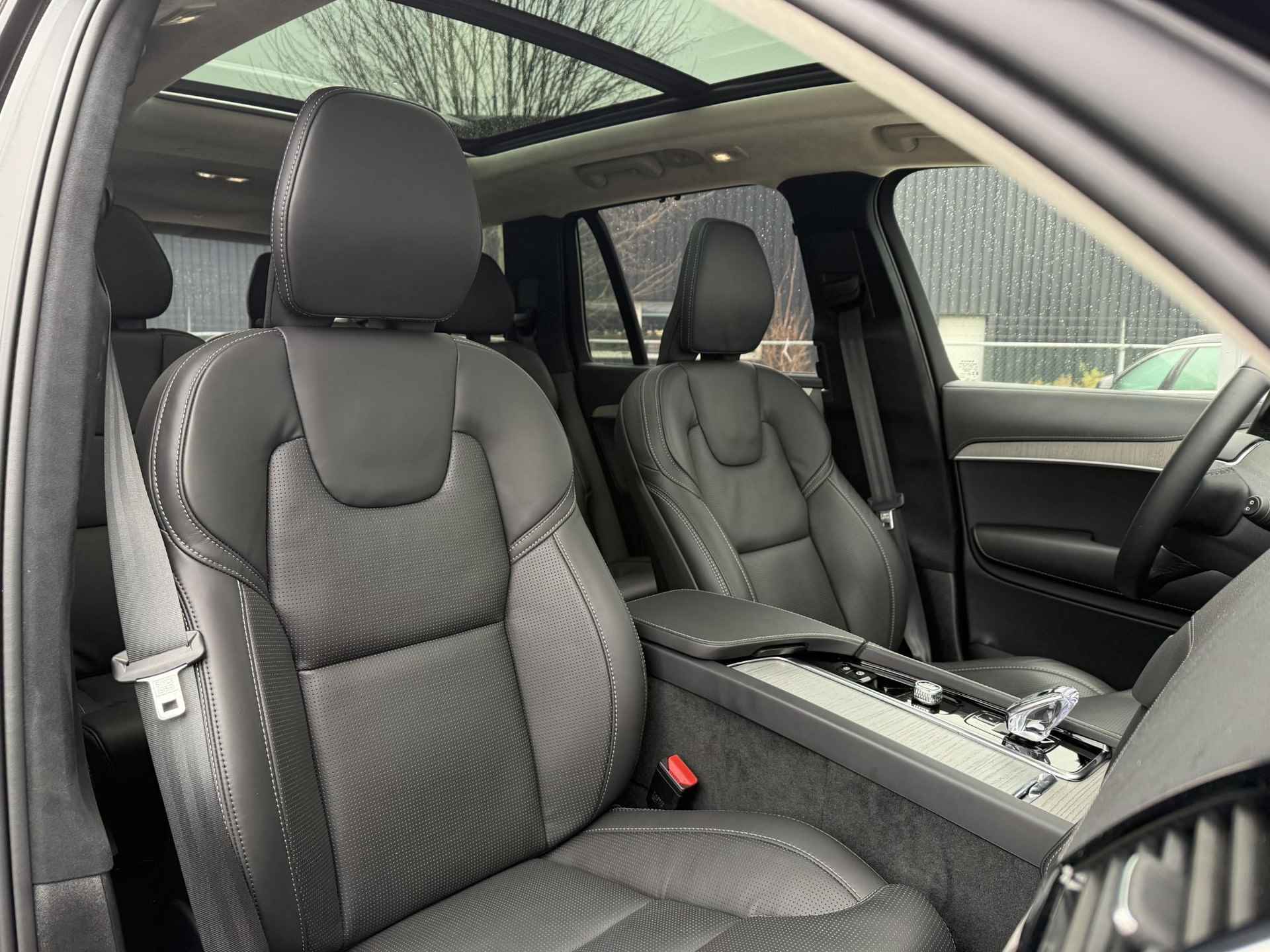 Volvo XC90 T8 AUT8 455PK Recharge AWD Ultimate Dark, Luchtvering, Adaptieve Cruise Control met Pilot Assist, Premium audio by Bowers&Wilkins, Geventileerde voorstoelen met massagefunctie, Elektrisch bedienbaar panoramisch schuif-/kanteldak, 360 Parkeercamera, Park Assist voor + achter, Elektrische voorstoelen met geheugen, Verwarmbare voorstoelen + stuurwiel, Verwarmbare achterbank, 4-Zone Climate Control, Blind Spot Information System, Keyless Entry, Apple CarPlay, 22'' Lichtmetalen wielen - 9/37