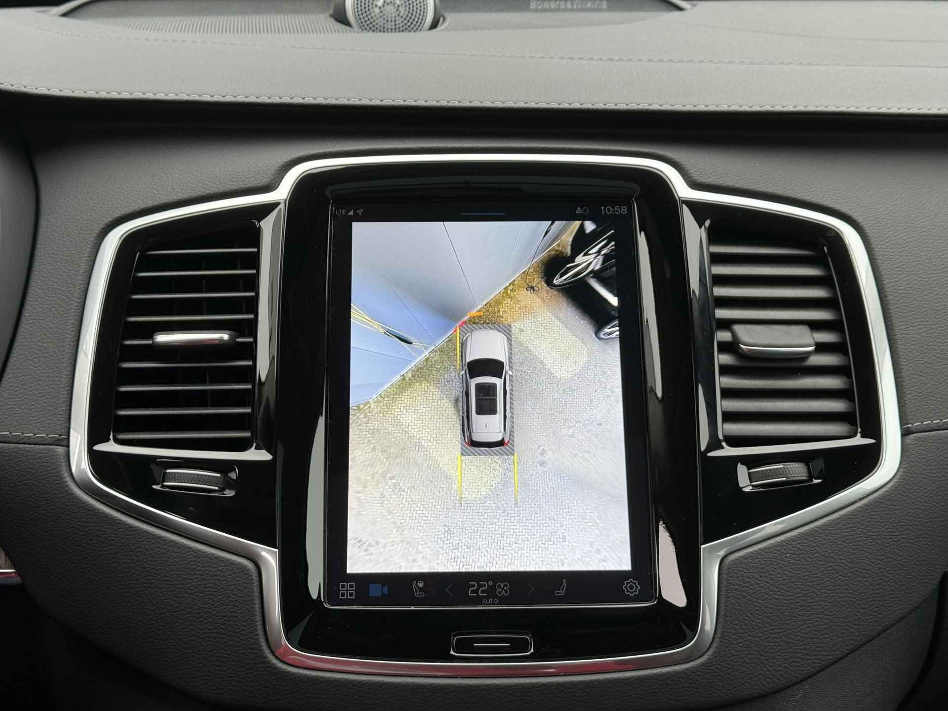 Volvo XC90 T8 AUT8 455PK Recharge AWD Ultimate Dark, Luchtvering, Adaptieve Cruise Control met Pilot Assist, Premium audio by Bowers&Wilkins, Geventileerde voorstoelen met massagefunctie, Elektrisch bedienbaar panoramisch schuif-/kanteldak, 360 Parkeercamera, Park Assist voor + achter, Elektrische voorstoelen met geheugen, Verwarmbare voorstoelen + stuurwiel, Verwarmbare achterbank, 4-Zone Climate Control, Blind Spot Information System, Keyless Entry, Apple CarPlay, 22'' Lichtmetalen wielen - 16/37