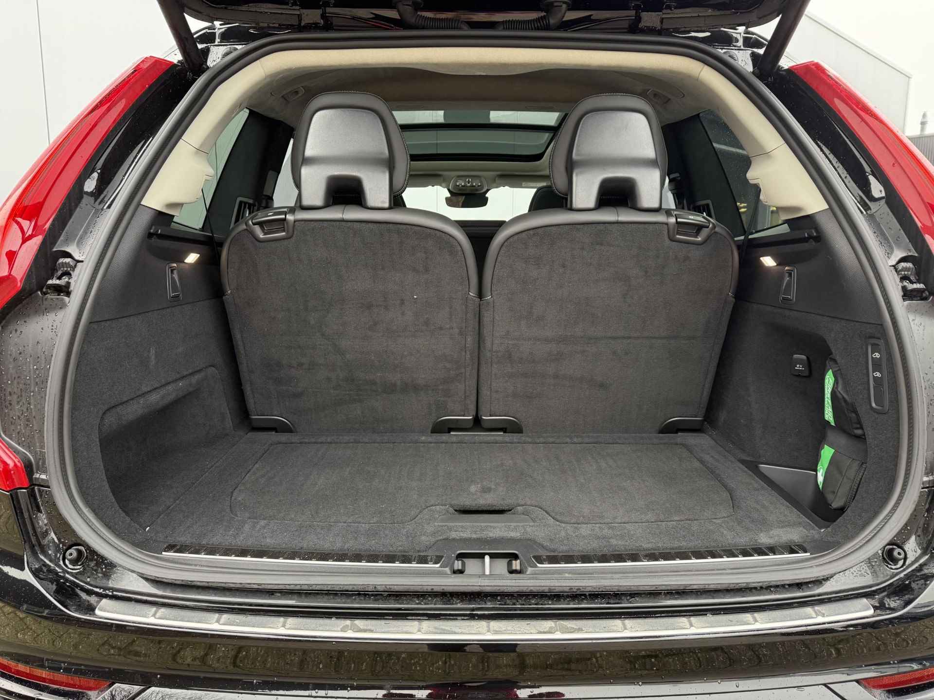 Volvo XC90 T8 AUT8 455PK Recharge AWD Ultimate Dark, Luchtvering, Adaptieve Cruise Control met Pilot Assist, Premium audio by Bowers&Wilkins, Geventileerde voorstoelen met massagefunctie, Elektrisch bedienbaar panoramisch schuif-/kanteldak, 360 Parkeercamera, Park Assist voor + achter, Elektrische voorstoelen met geheugen, Verwarmbare voorstoelen + stuurwiel, Verwarmbare achterbank, 4-Zone Climate Control, Blind Spot Information System, Keyless Entry, Apple CarPlay, 22'' Lichtmetalen wielen - 18/37