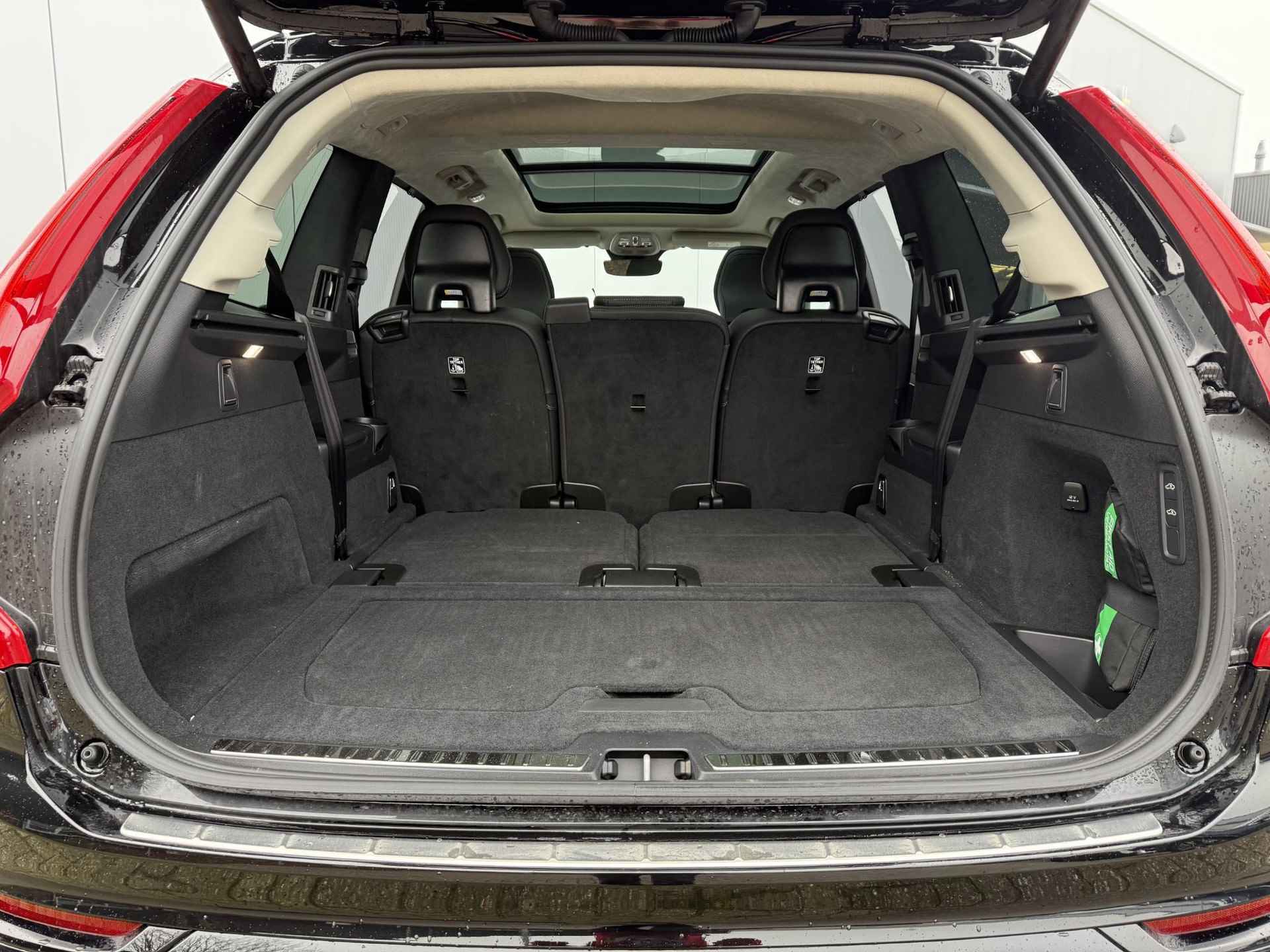 Volvo XC90 T8 AUT8 455PK Recharge AWD Ultimate Dark, Luchtvering, Adaptieve Cruise Control met Pilot Assist, Premium audio by Bowers&Wilkins, Geventileerde voorstoelen met massagefunctie, Elektrisch bedienbaar panoramisch schuif-/kanteldak, 360 Parkeercamera, Park Assist voor + achter, Elektrische voorstoelen met geheugen, Verwarmbare voorstoelen + stuurwiel, Verwarmbare achterbank, 4-Zone Climate Control, Blind Spot Information System, Keyless Entry, Apple CarPlay, 22'' Lichtmetalen wielen - 19/37