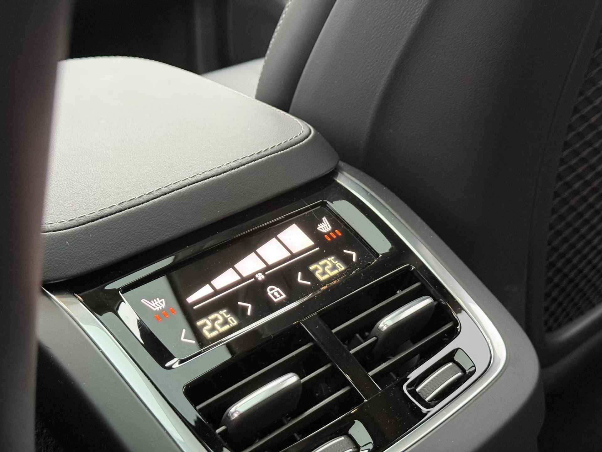 Volvo XC90 T8 AUT8 455PK Recharge AWD Ultimate Dark, Luchtvering, Adaptieve Cruise Control met Pilot Assist, Premium audio by Bowers&Wilkins, Geventileerde voorstoelen met massagefunctie, Elektrisch bedienbaar panoramisch schuif-/kanteldak, 360 Parkeercamera, Park Assist voor + achter, Elektrische voorstoelen met geheugen, Verwarmbare voorstoelen + stuurwiel, Verwarmbare achterbank, 4-Zone Climate Control, Blind Spot Information System, Keyless Entry, Apple CarPlay, 22'' Lichtmetalen wielen - 26/37