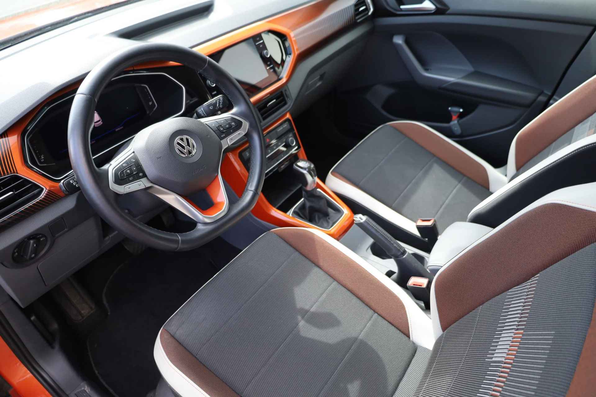 Volkswagen T-Cross 1.0 TSI Style 85KW/115PK DSG, NL auto, 1e eigenaar door ons nieuw geleverd en onderhouden, afneembare trekhaak, 18" LMV, achteruitrijcamera, privacy glas, digital cockpit pro, spiegel pakke,t executive navigatie, design pakket - 12/38