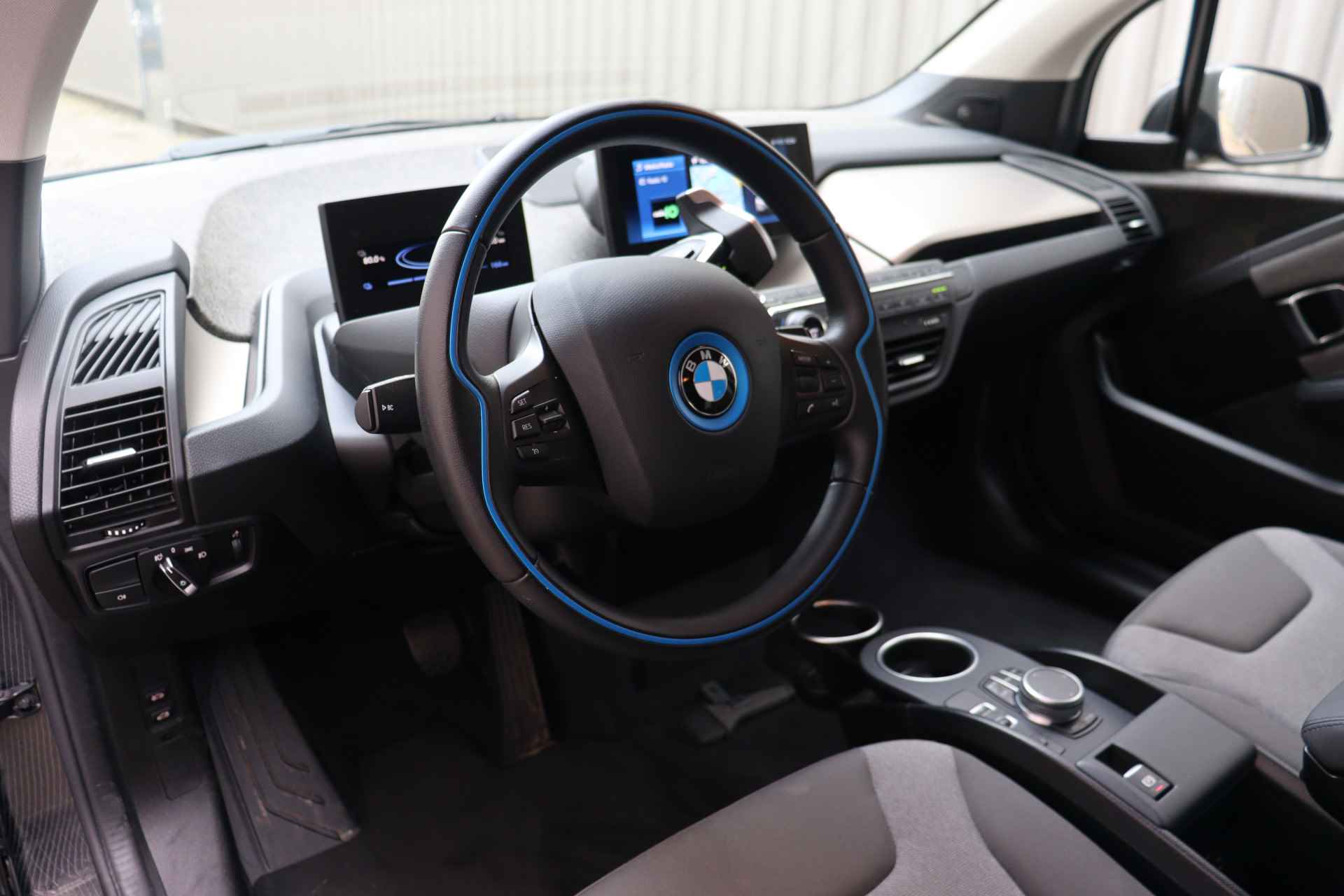 BMW i3 Dark Shadow / Sportpakket / Achteruitrijcamera / Comfort Access / Harman-Kardon / Stoelverwarming / Navigatie Professional - 15/27