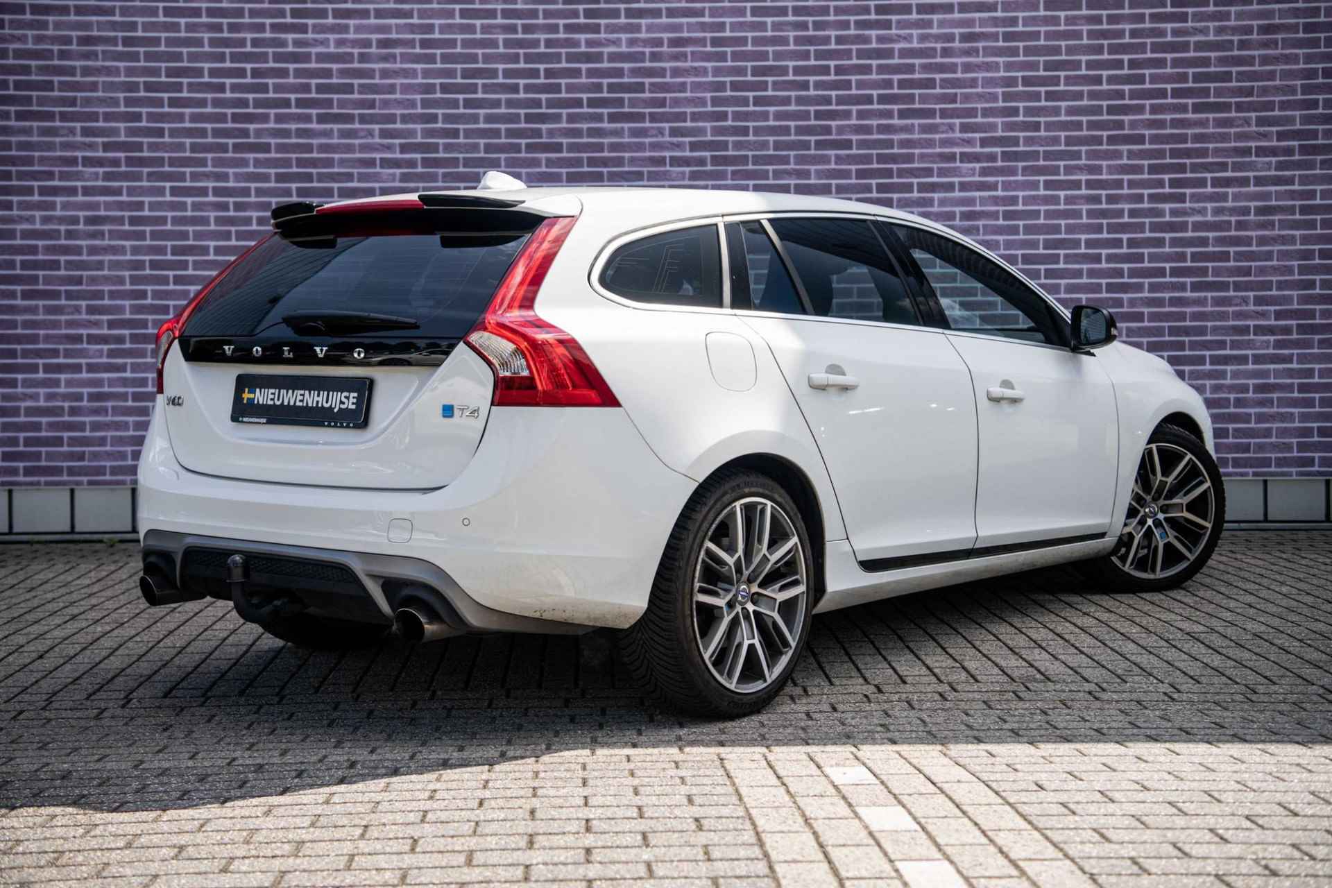 Volvo V60 2.0 T4 Business Sport | Polestar Pakket | Unieke auto | Polestar-Wielen-Uitlaat-exterior | Trekhaak - 3/38