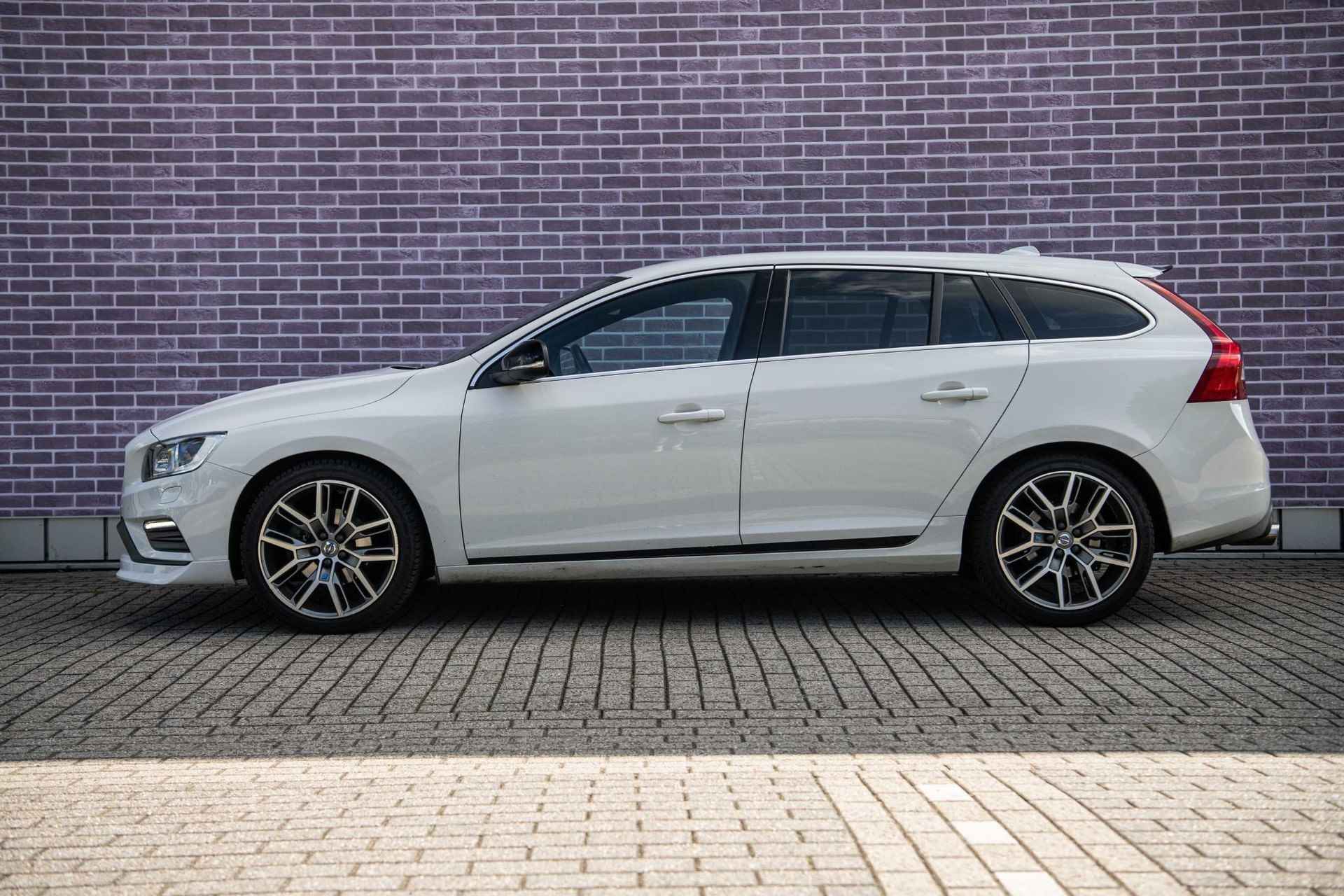 Volvo V60 2.0 T4 Business Sport | Polestar Pakket | Unieke auto | Polestar-Wielen-Uitlaat-exterior | Trekhaak - 5/38