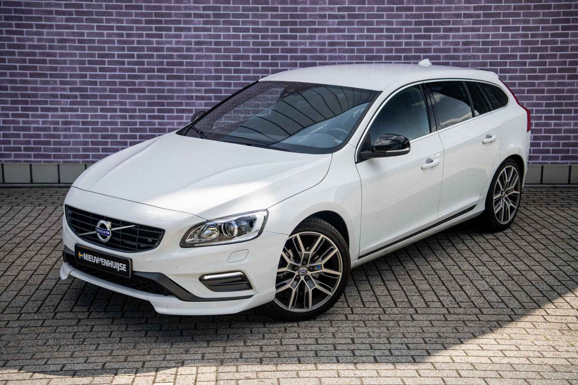 Volvo V60 2.0 T4 Business Sport | Polestar Pakket | Unieke auto | Polestar-Wielen-Uitlaat-exterior | Trekhaak - 15/38