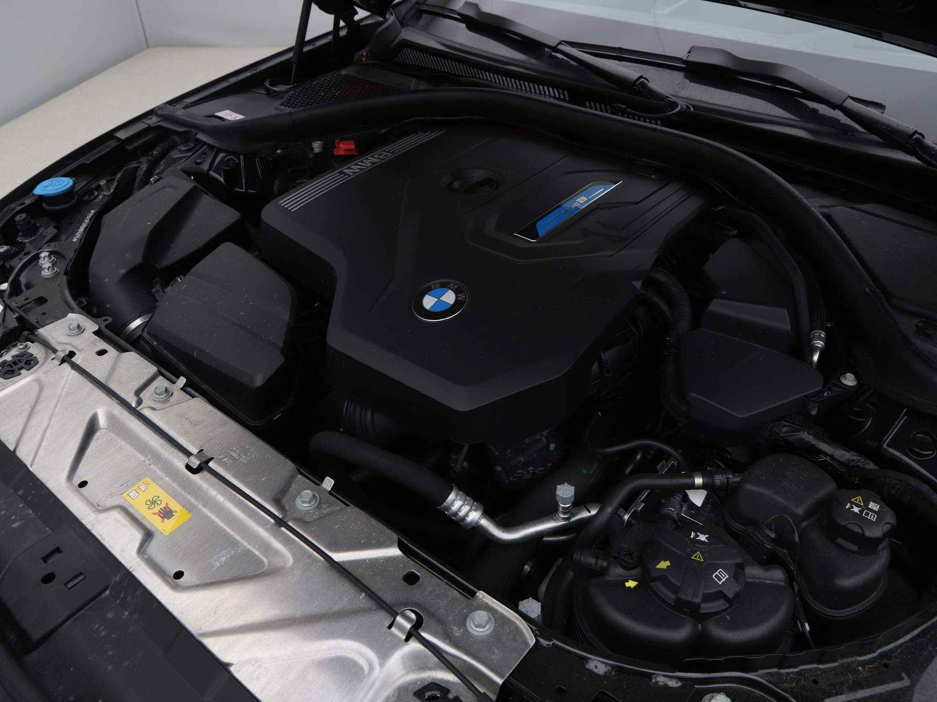 BMW 3 Serie Sedan 330e M-Sport - 5/28