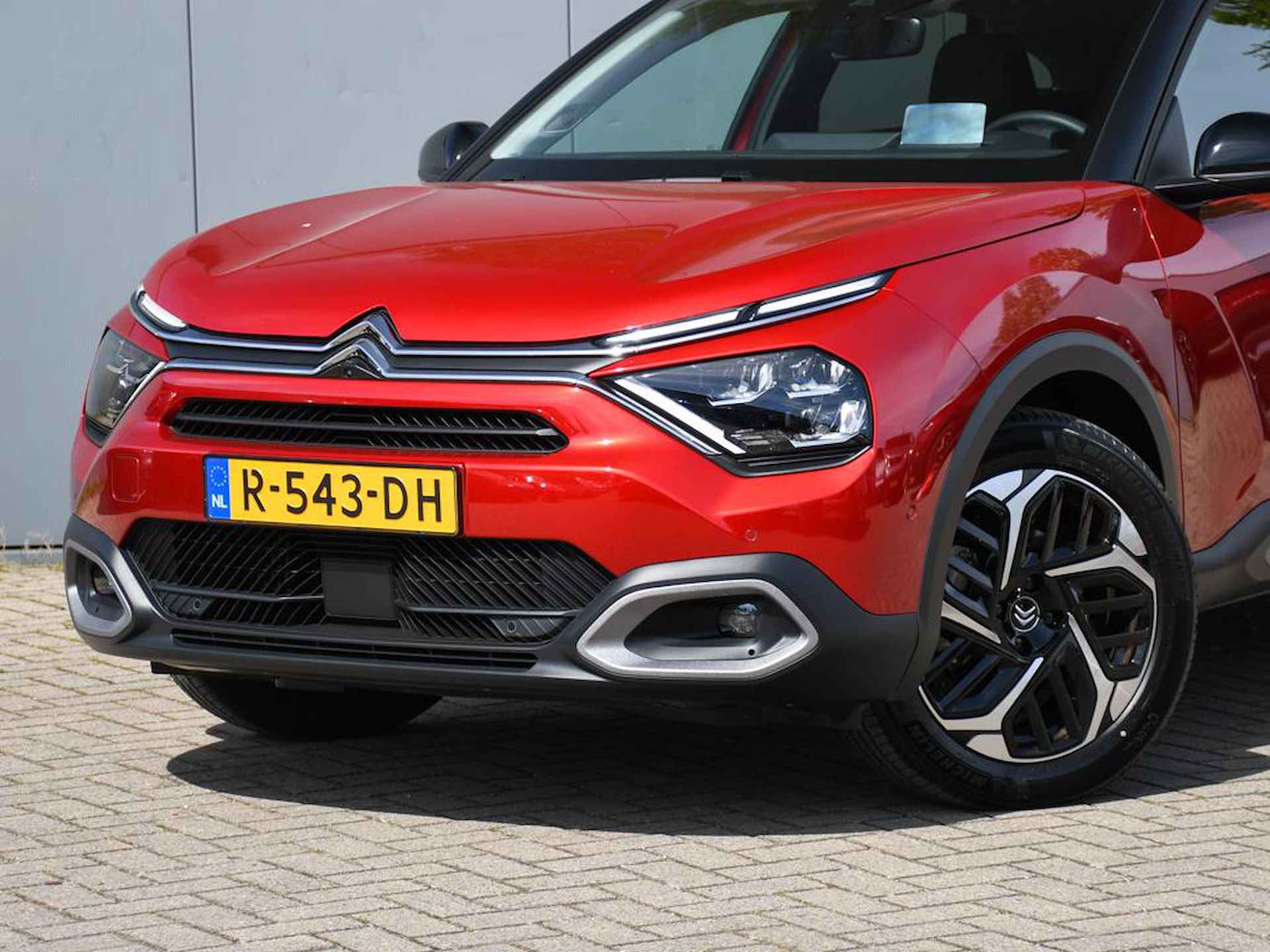 Citroën C4 Shine 1.2 PureTech 130pk MASSAGE | LEDER | PDC + CAM VOOR | 18'' LM | DODE HOEK | KEYLESS | DAB | NAVI | HEAD-UP - 2/36