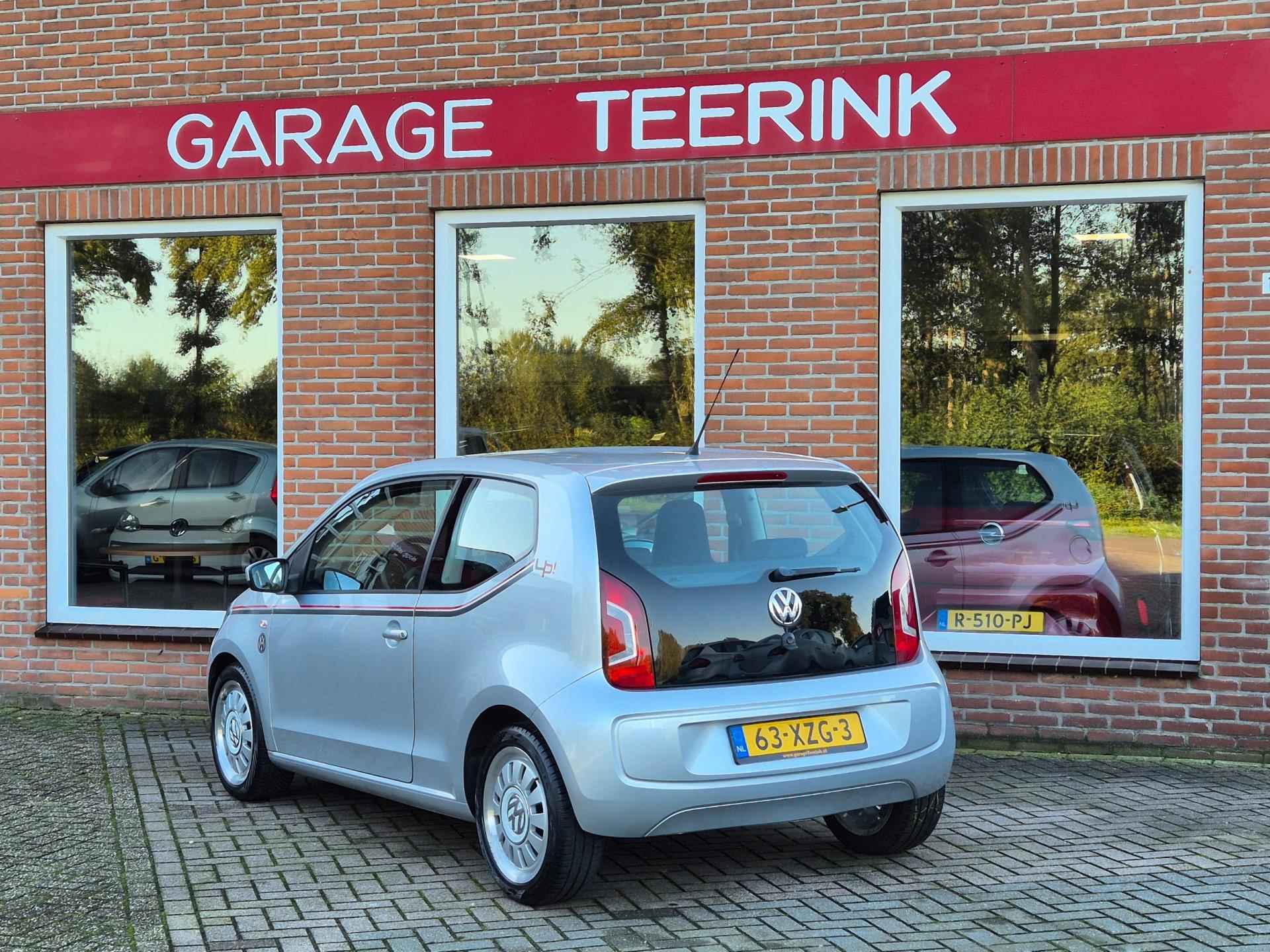 Volkswagen Up! 1.0 high up! BlueMotion 75PK 3drs airco, elektr.ramen, navi, lmv, centr.vergr. RIJKLAAR - 5/17