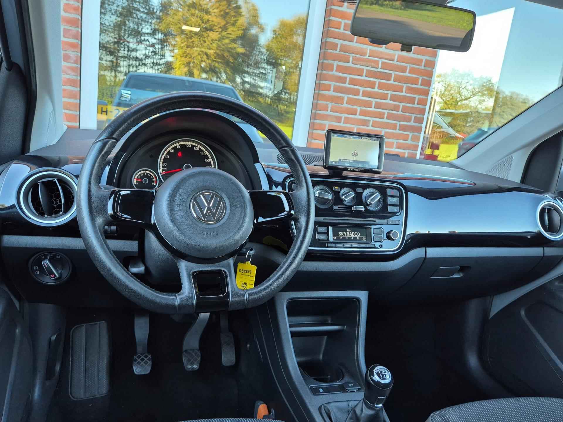 Volkswagen Up! 1.0 high up! BlueMotion 75PK 3drs airco, elektr.ramen, navi, lmv, centr.vergr. RIJKLAAR - 10/17