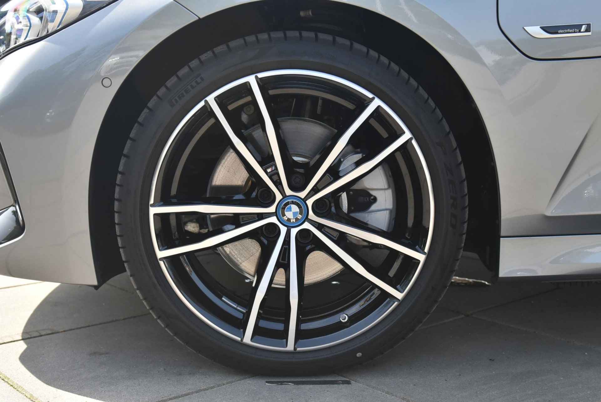 BMW 3 Serie Touring 330e xDrive Glazen Schuifdak / 19 Inch / Comfort Acces / Getinte Ramen Achter / Electrisch Verstelbare Voorstoelen / Adaptieve Led Koplampen / Driving Assistant / Hifi / Head Up Display - 4/27