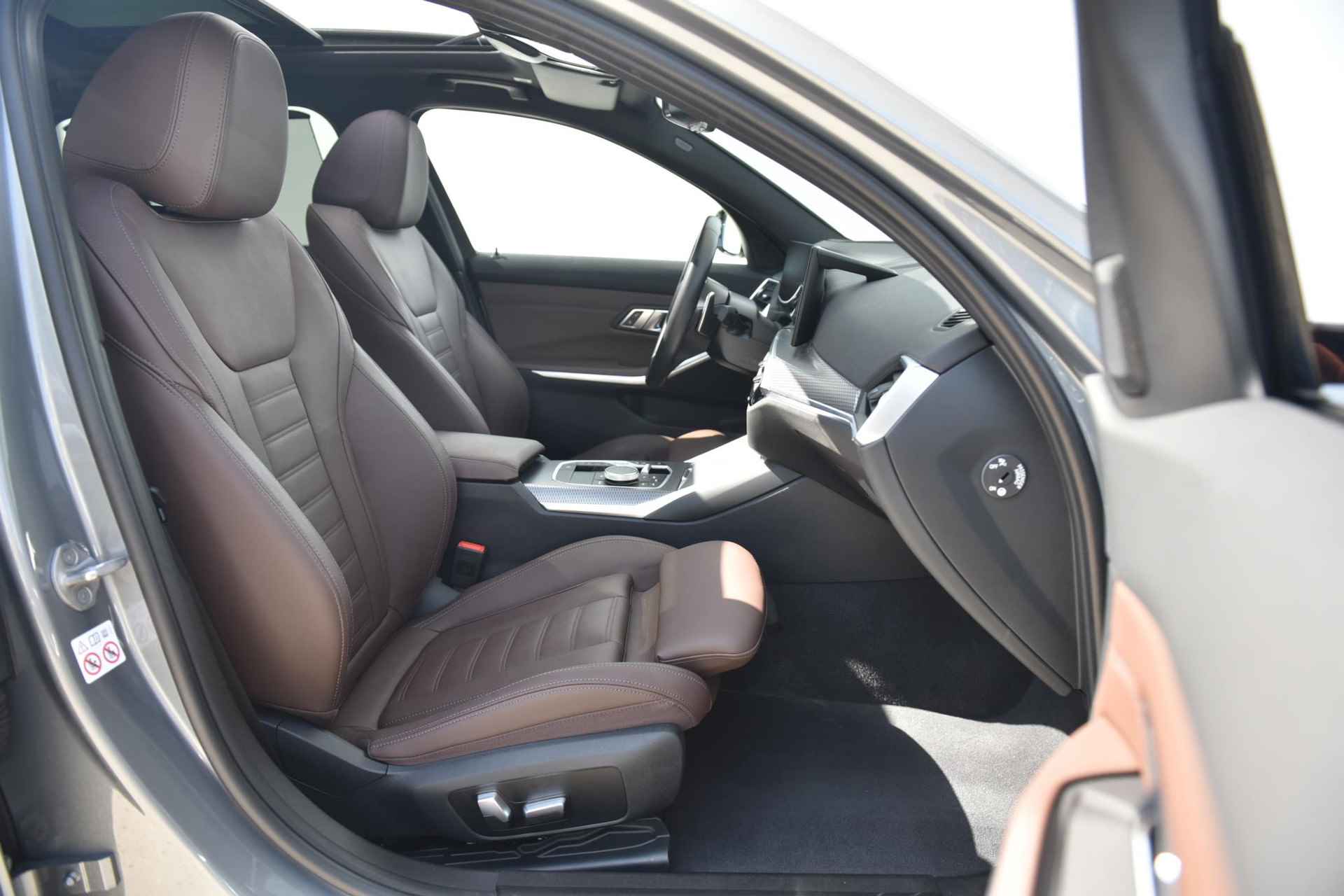 BMW 3 Serie Touring 330e xDrive Glazen Schuifdak / 19 Inch / Comfort Acces / Getinte Ramen Achter / Electrisch Verstelbare Voorstoelen / Adaptieve Led Koplampen / Driving Assistant / Hifi / Head Up Display - 5/27
