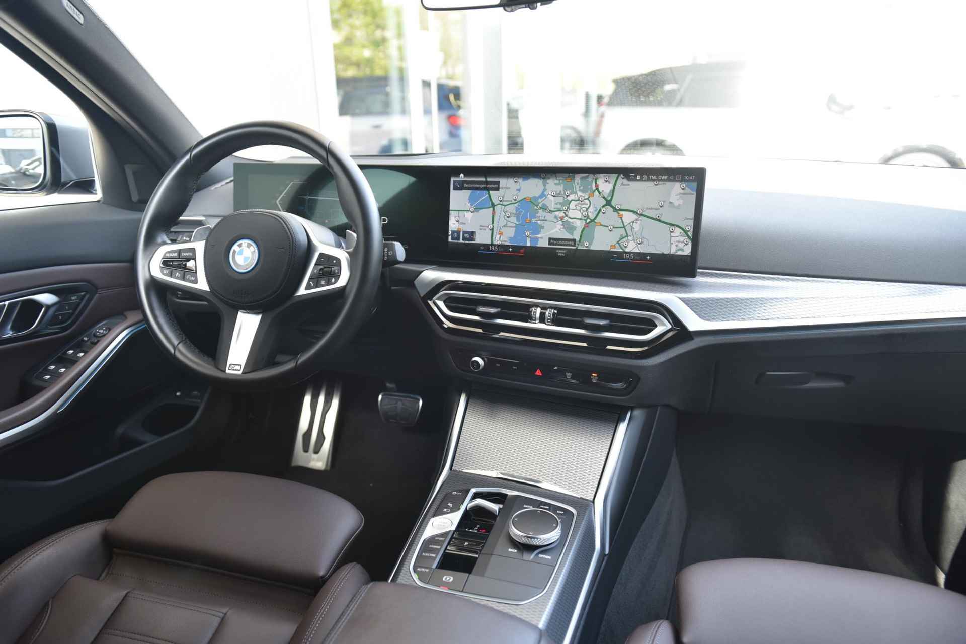BMW 3 Serie Touring 330e xDrive Glazen Schuifdak / 19 Inch / Comfort Acces / Getinte Ramen Achter / Electrisch Verstelbare Voorstoelen / Adaptieve Led Koplampen / Driving Assistant / Hifi / Head Up Display - 12/27