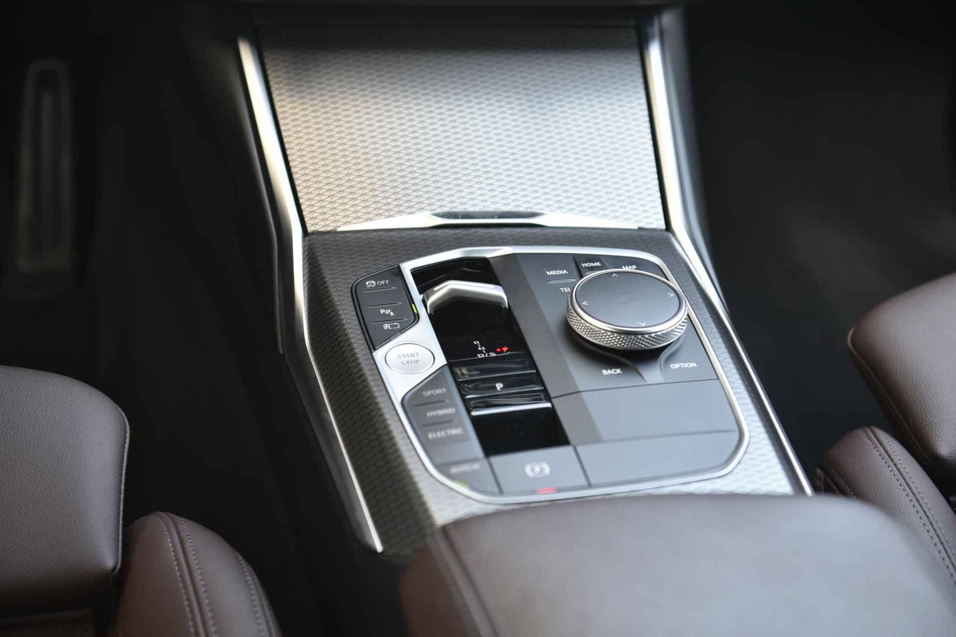 BMW 3 Serie Touring 330e xDrive Glazen Schuifdak / 19 Inch / Comfort Acces / Getinte Ramen Achter / Electrisch Verstelbare Voorstoelen / Adaptieve Led Koplampen / Driving Assistant / Hifi / Head Up Display - 15/27