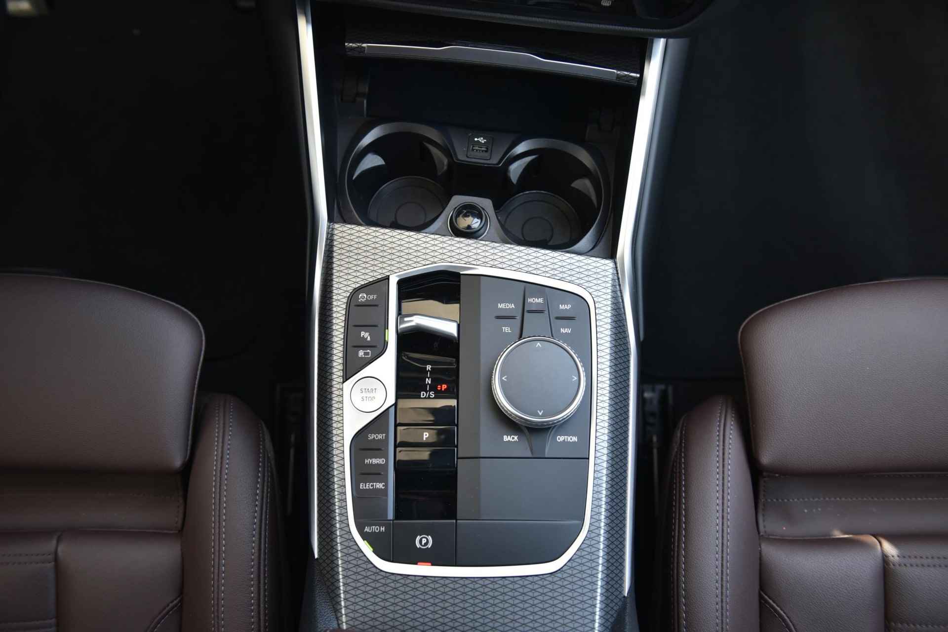 BMW 3 Serie Touring 330e xDrive Glazen Schuifdak / 19 Inch / Comfort Acces / Getinte Ramen Achter / Electrisch Verstelbare Voorstoelen / Adaptieve Led Koplampen / Driving Assistant / Hifi / Head Up Display - 16/27
