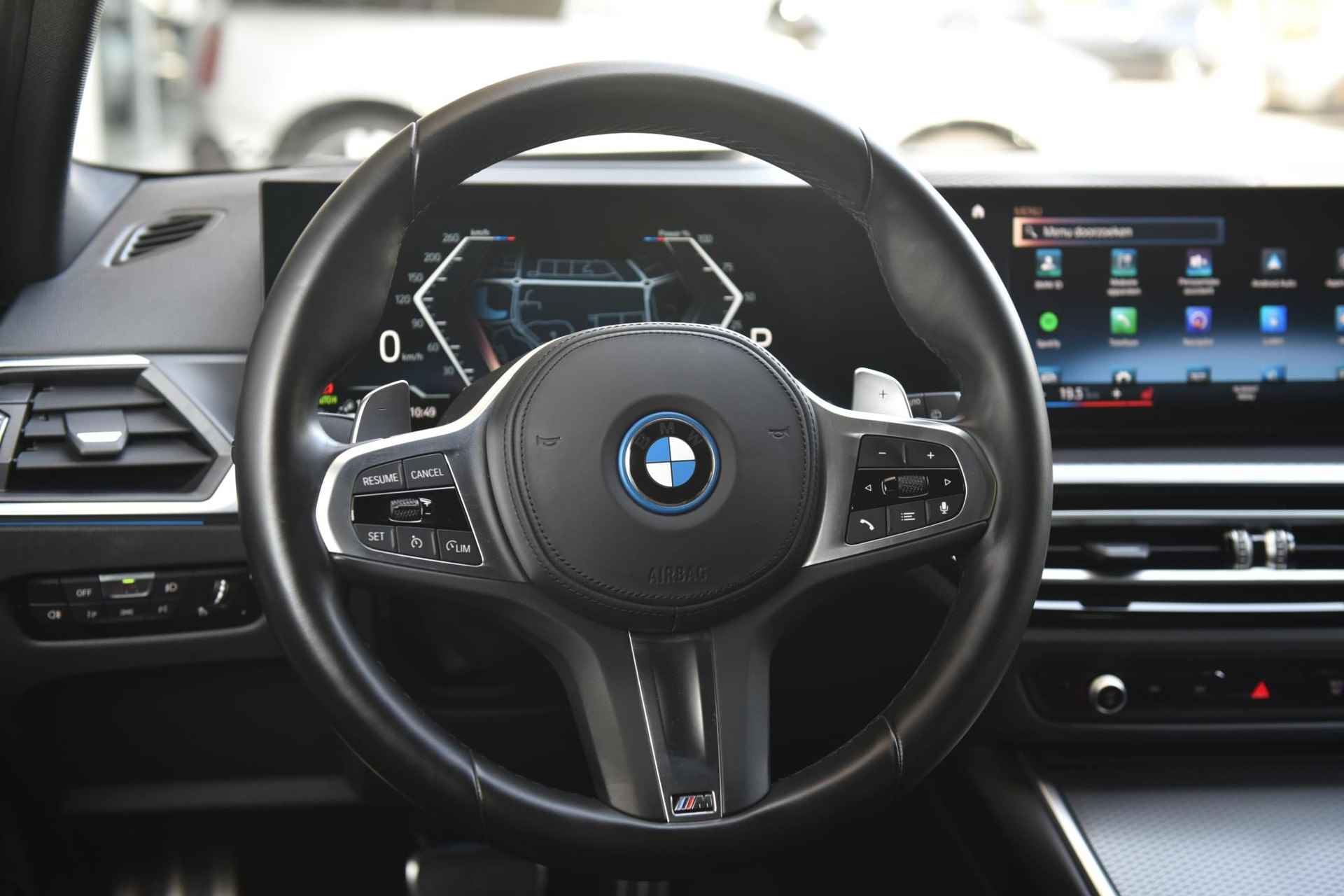 BMW 3 Serie Touring 330e xDrive Glazen Schuifdak / 19 Inch / Comfort Acces / Getinte Ramen Achter / Electrisch Verstelbare Voorstoelen / Adaptieve Led Koplampen / Driving Assistant / Hifi / Head Up Display - 18/27